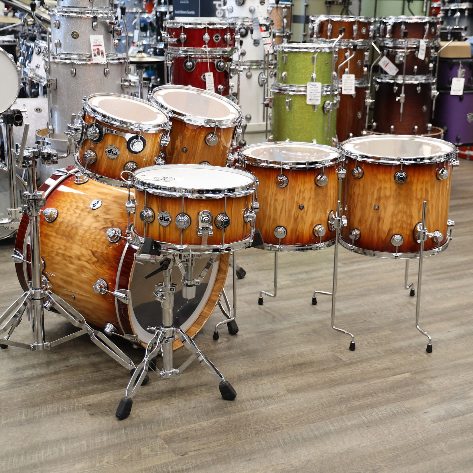 DW DW Collector's Series "333" Maple 6-PC Shell Pack 22/10/12/14/16/6.5x14Snare (Rich Red Burst Over Vertical Olive Ash w/ Chrome Hardware)