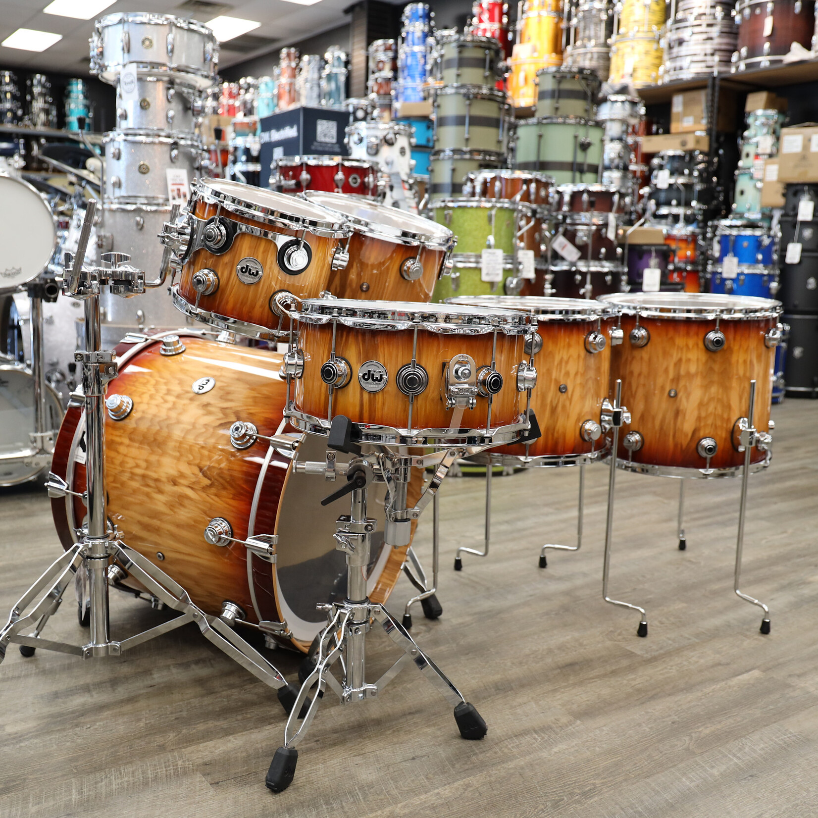 DW DW Collector's Series "333" Maple 6-PC Shell Pack 22/10/12/14/16/6.5x14Snare (Rich Red Burst Over Vertical Olive Ash w/ Chrome Hardware)