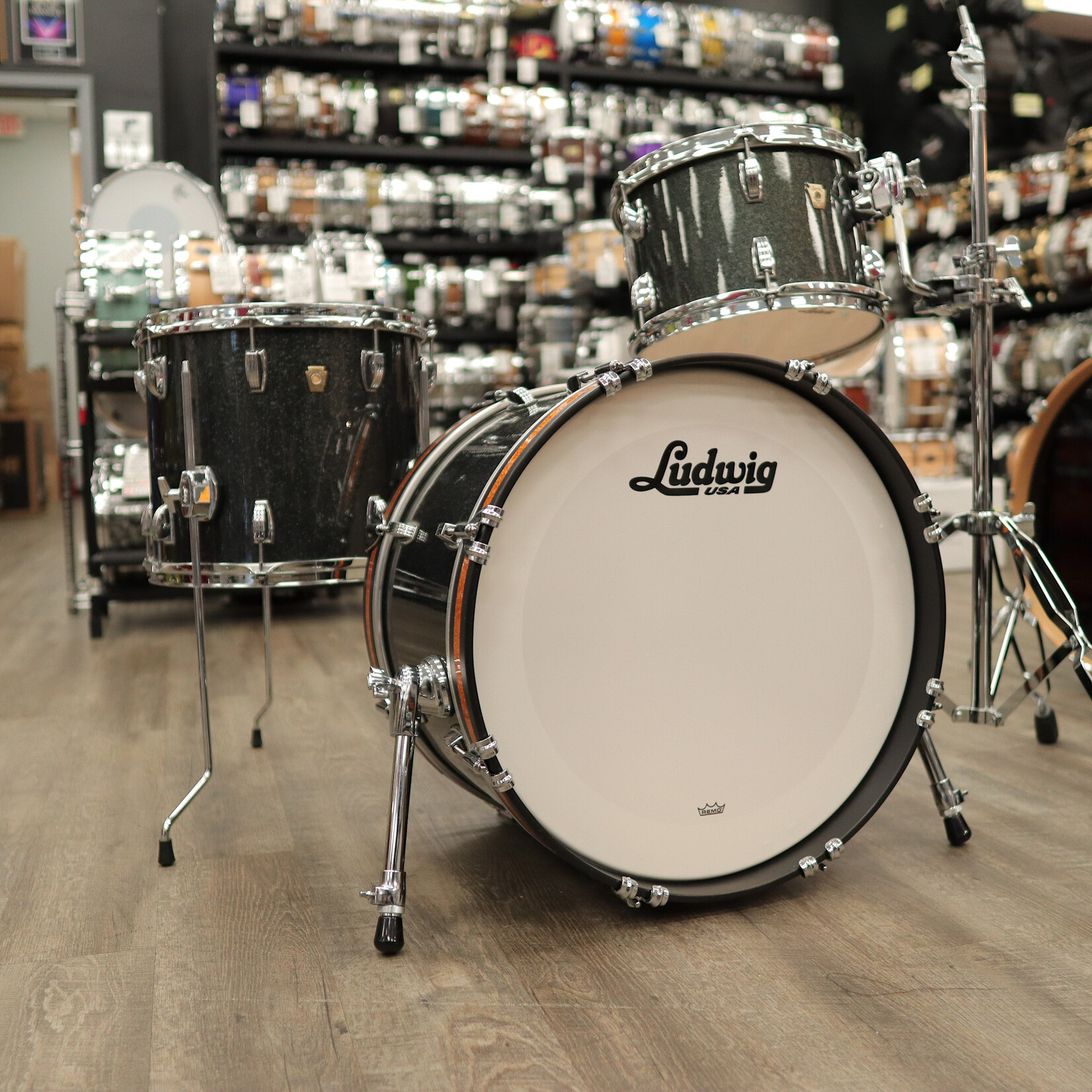 Ludwig Pre-Owned Ludwig Classic Maple "El Camino" 3-Piece Shell Pack 12/14/20 (Black Sparkle With Gold Sparkle Accents)