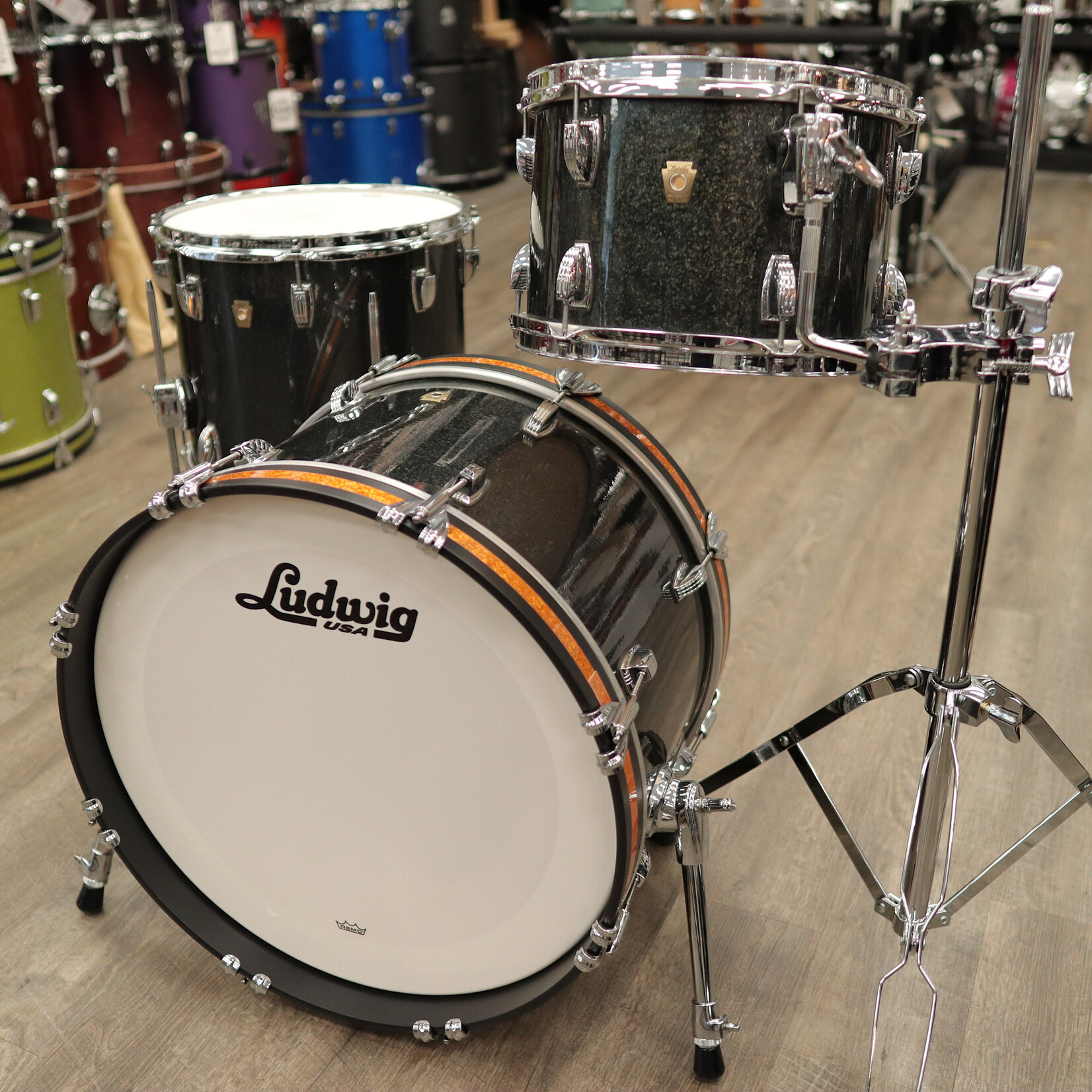Ludwig Pre-Owned Ludwig Classic Maple "El Camino" 3-Piece Shell Pack 12/14/20 (Black Sparkle With Gold Sparkle Accents)