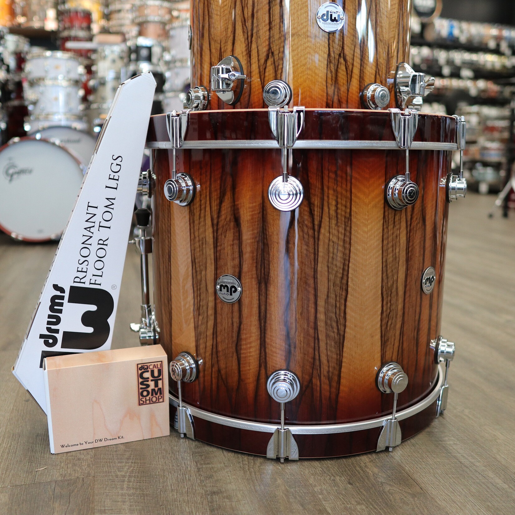 DW DW Collector's Series Exotic "333" Maple 5-PC Shell Pack 22/10/12/14/16 (Almond Burst over Black Limba, Chrome HW)