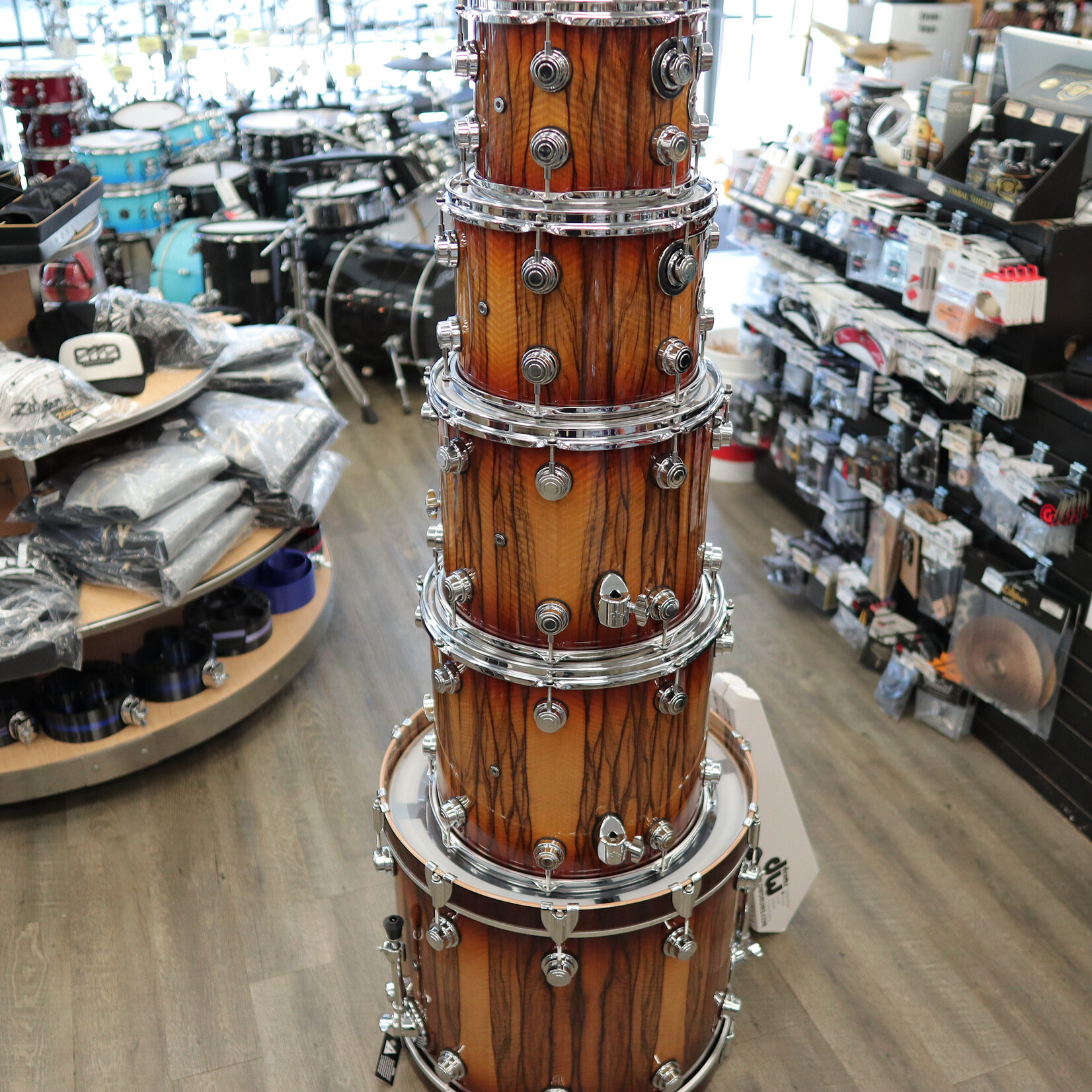 DW DW Collector's Series Exotic "333" Maple 5-PC Shell Pack 22/10/12/14/16 (Almond Burst over Black Limba, Chrome HW)