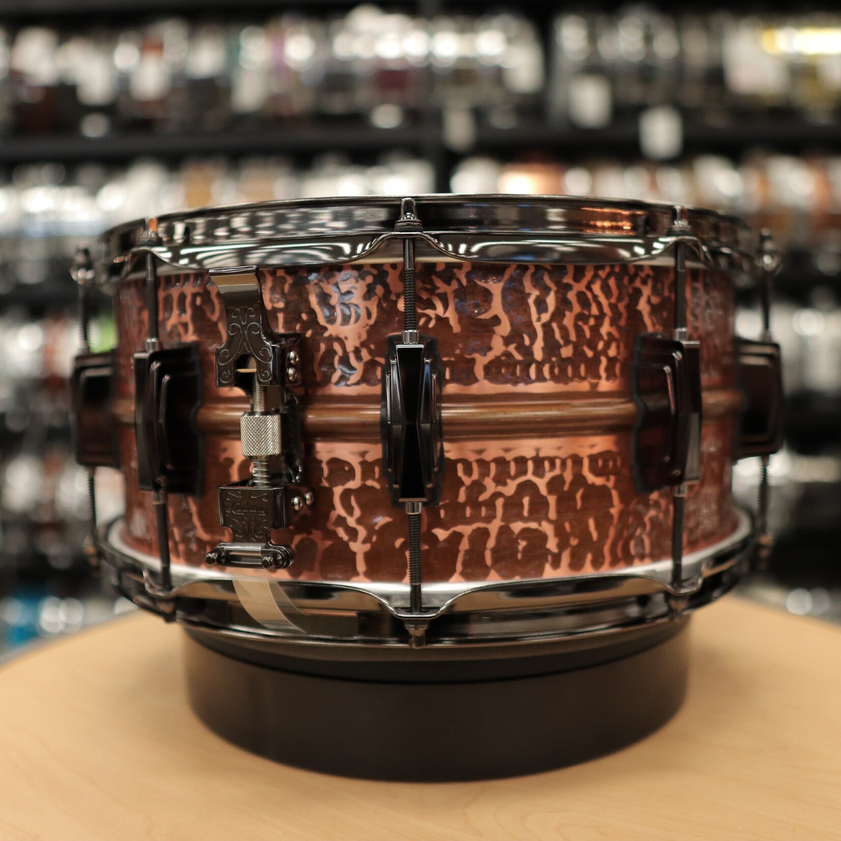 Ludwig Ludwig 6.5x14" Raw Hammered Copperphonic  With Black Hardware And Black Hoops LC663CKWMBLK