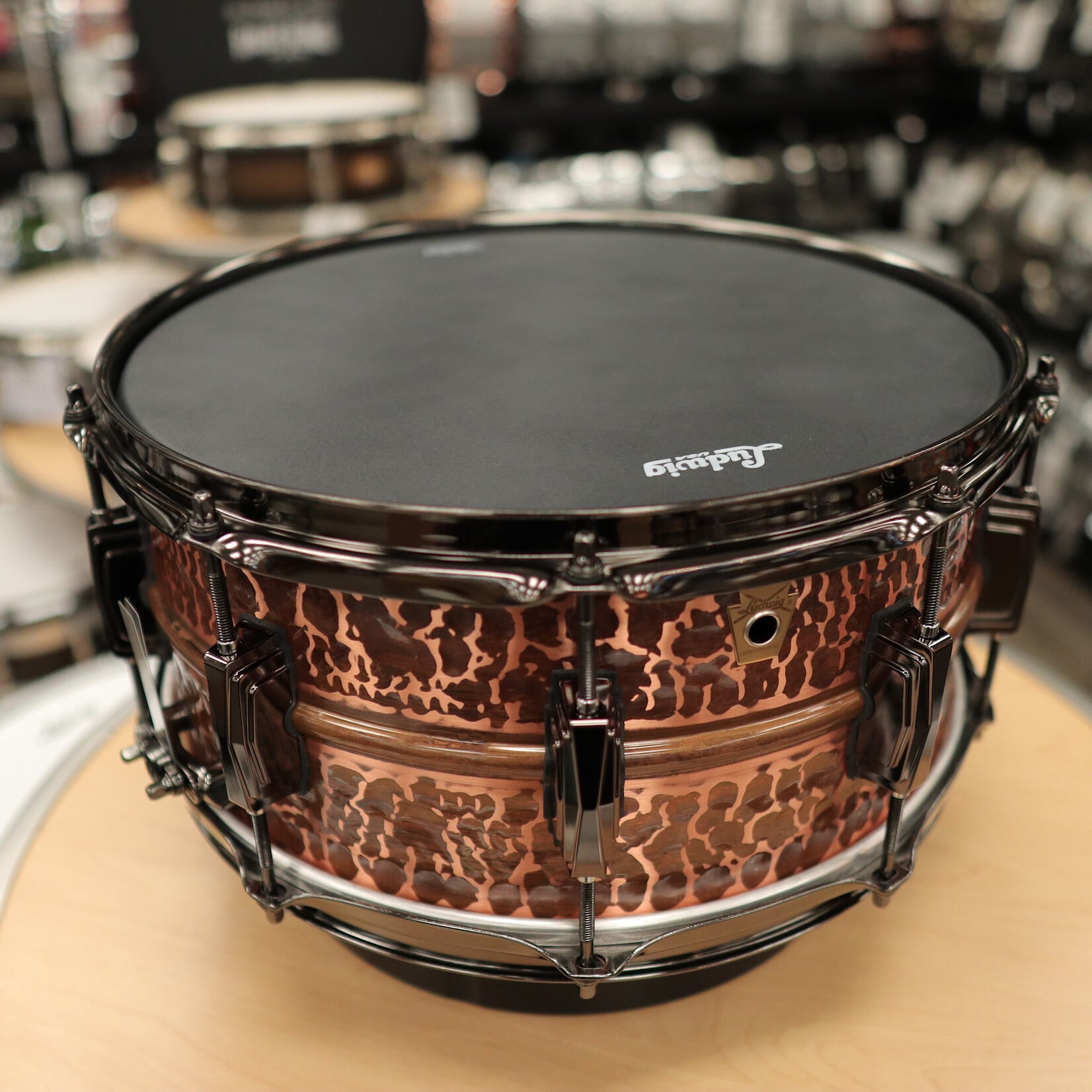 Ludwig Ludwig 6.5x14" Raw Hammered Copperphonic  With Black Hardware And Black Hoops LC663CKWMBLK
