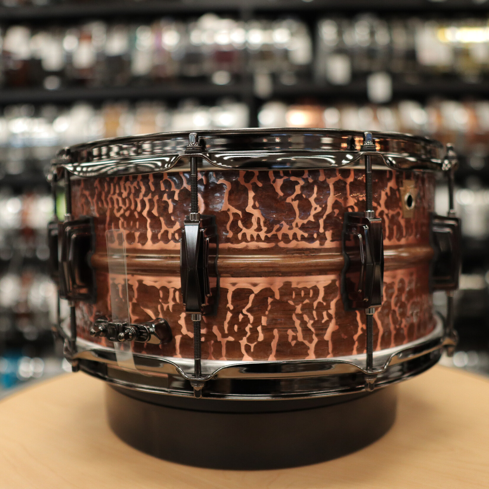 Ludwig Ludwig 6.5x14" Raw Hammered Copperphonic w/ Black Hardware & Black Hoops LC663CKWMBLK