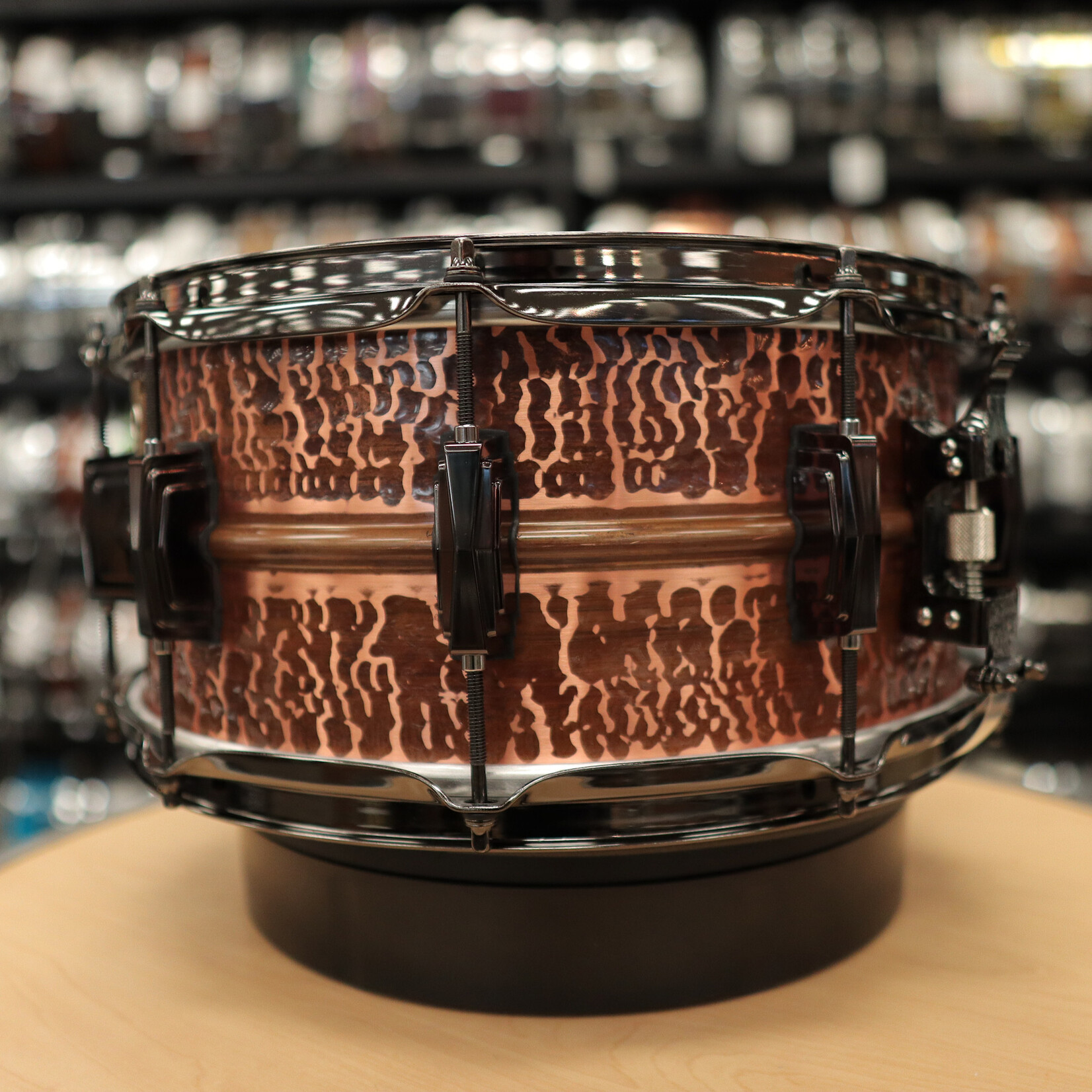 Ludwig Ludwig 6.5x14" Raw Hammered Copperphonic w/ Black Hardware & Black Hoops LC663CKWMBLK