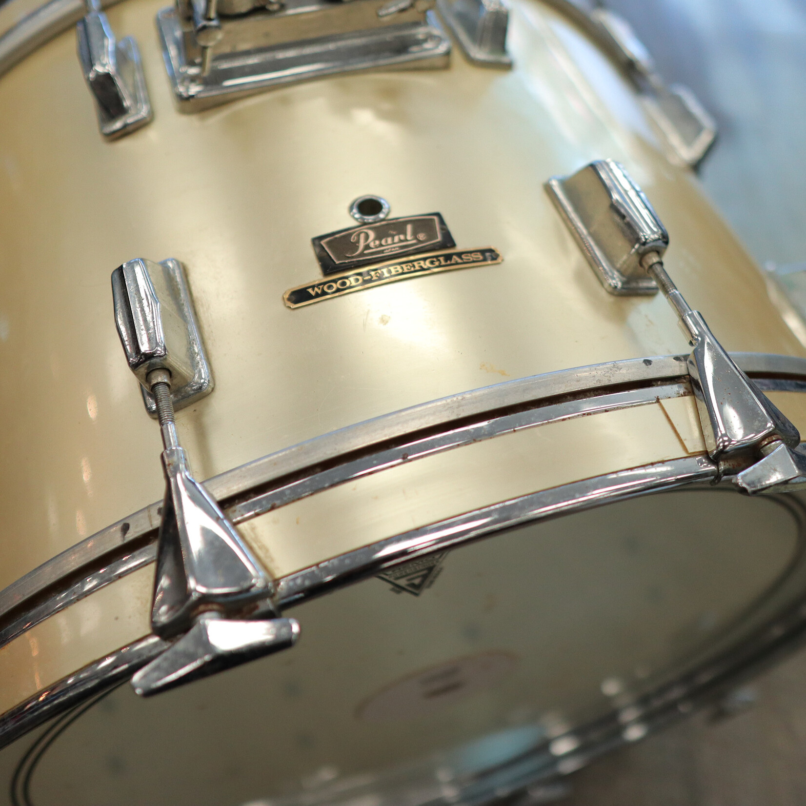 Pearl Pre-Owned Pearl 14x24" Wood-Fiberglass Bass Drum (Gold Satin Wrap)