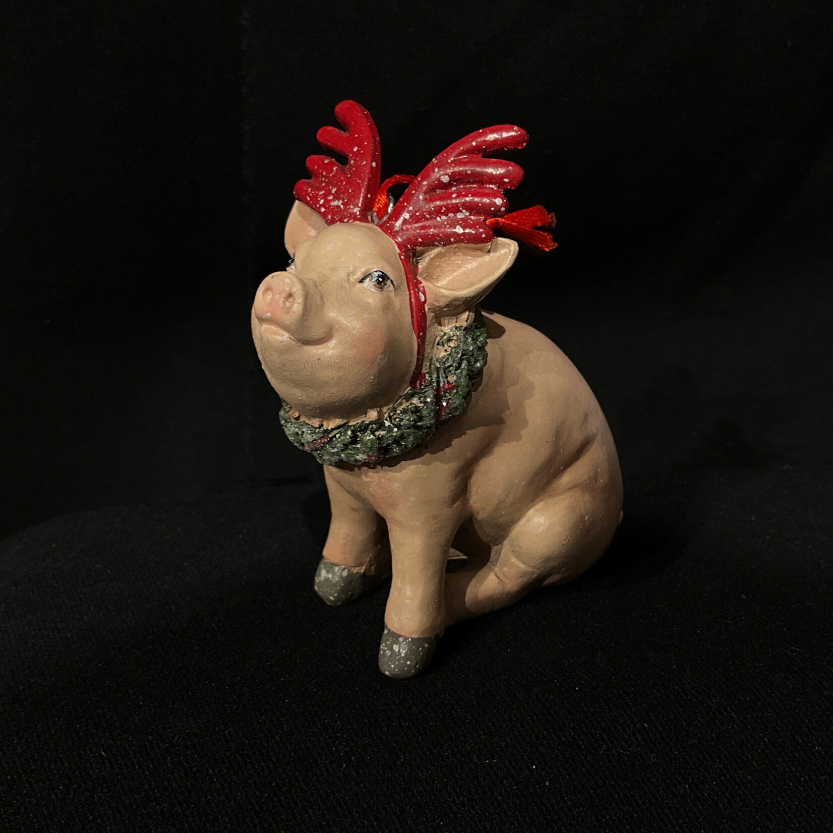 * Sitting Pig w/Wreath