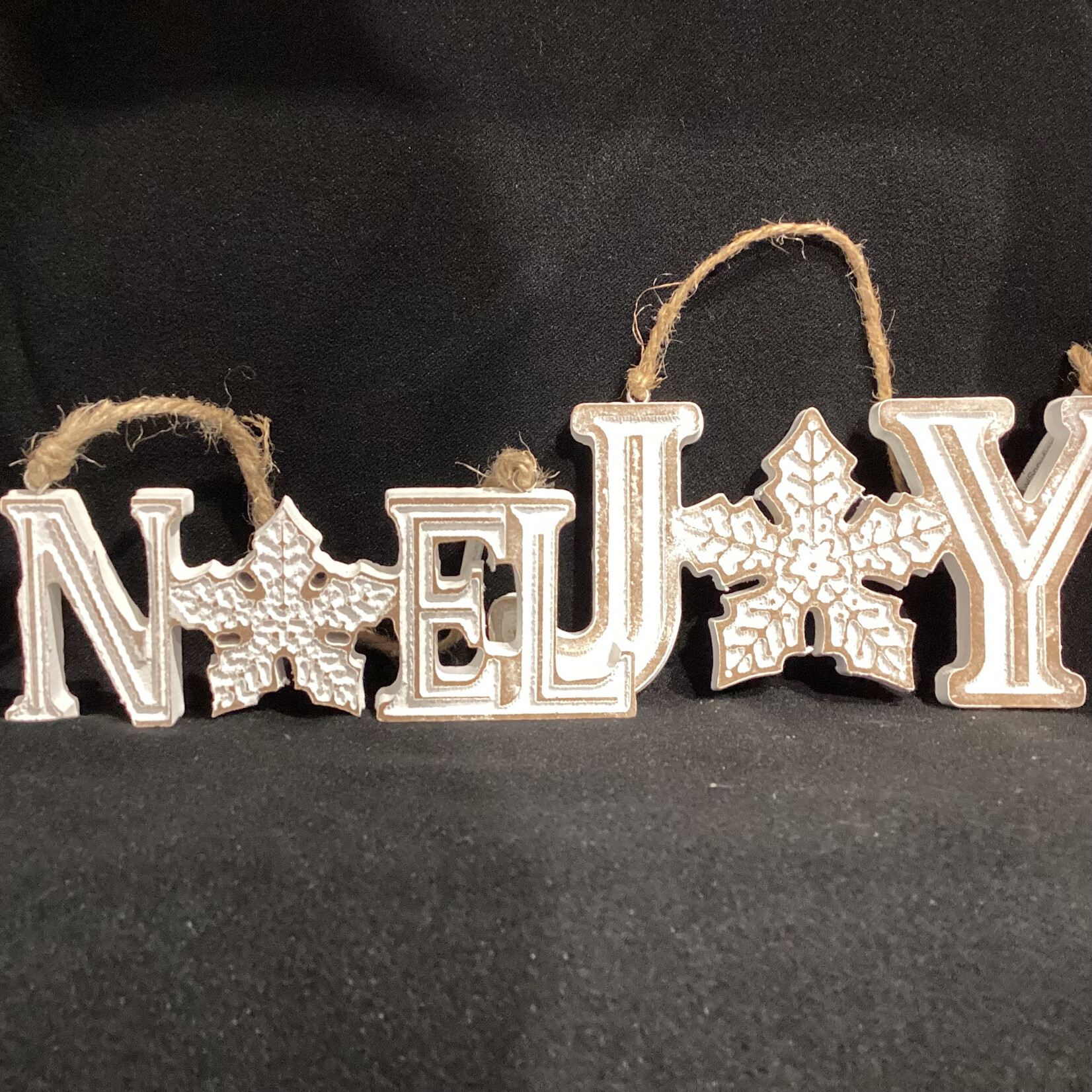 **Carved Joy/Noel w/Snowflake Orn 2A