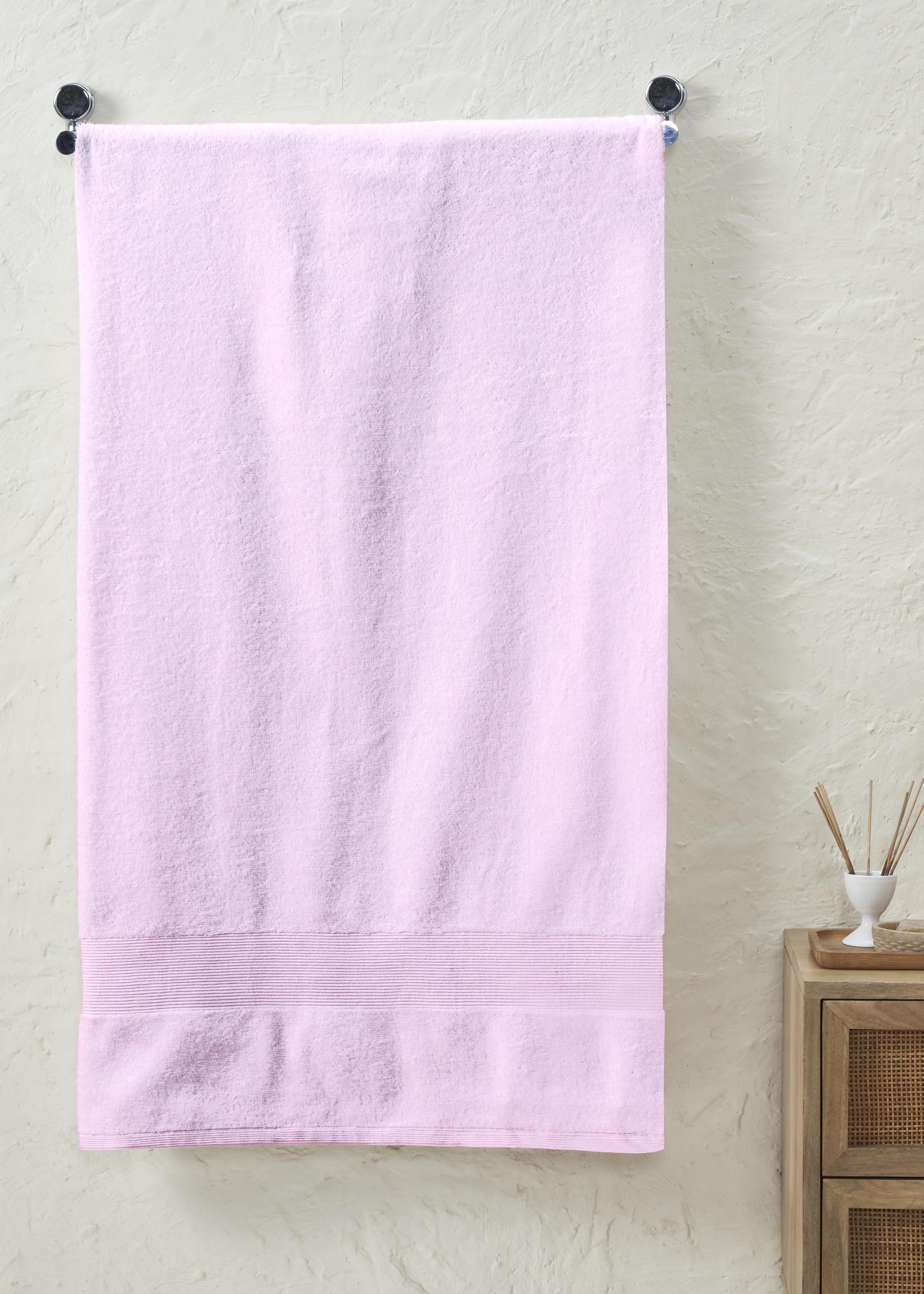 Fabstyles *Xlg White Bath Sheet w/Solid Stripe-Fabstyles