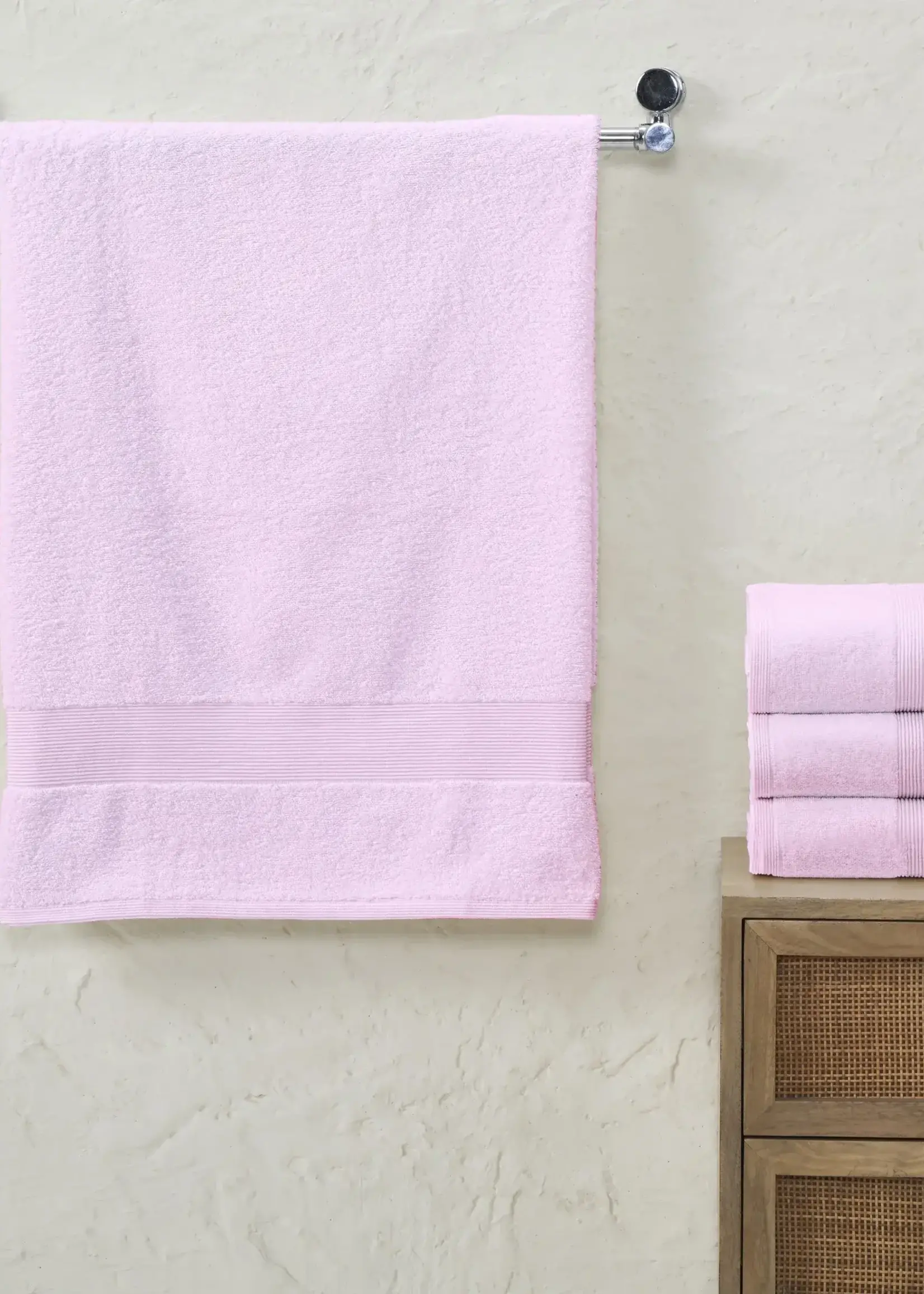 Fabstyles *Pink Bath Towel w/Solid Stripe-Fabstyles