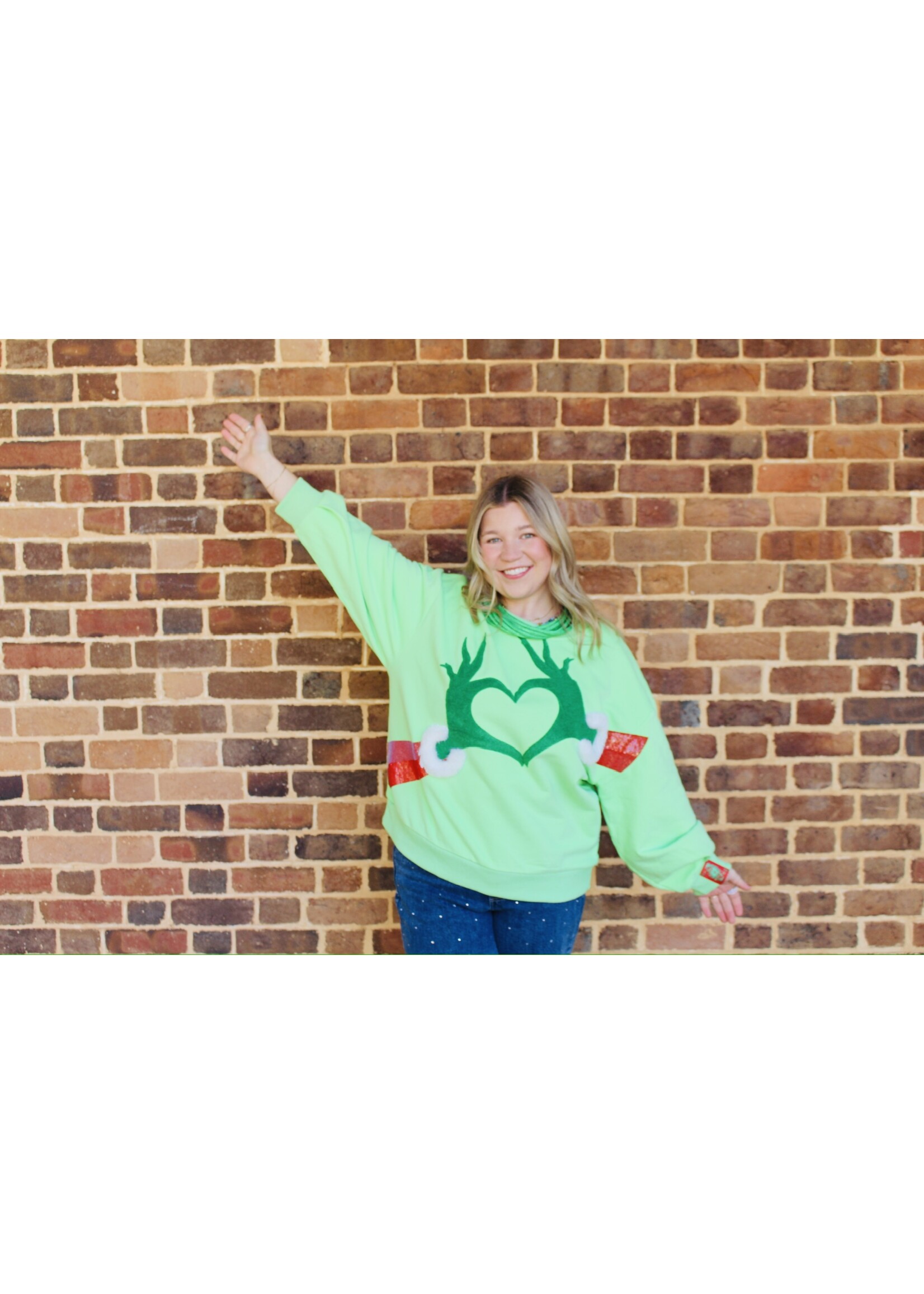 qos QOS Green Grinch Heart Hands