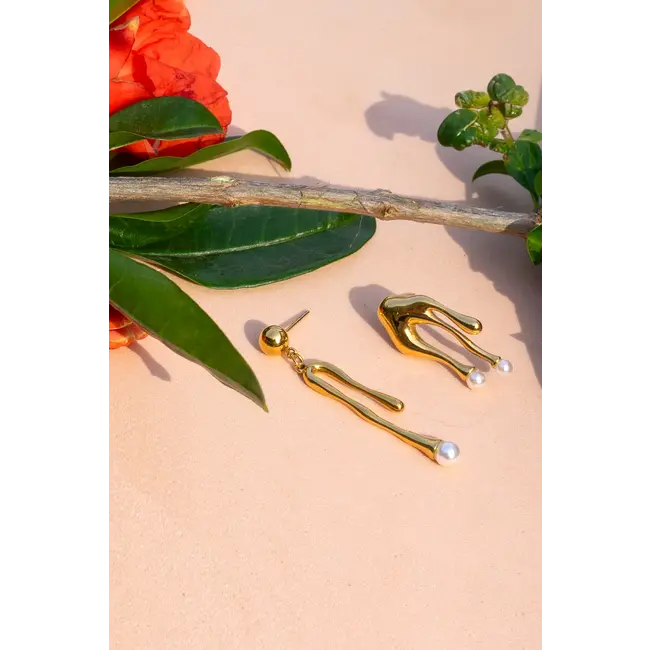 Valley Pearl Stud Earrings