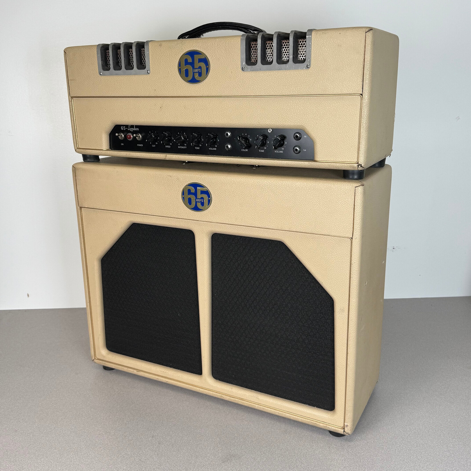 65 Amps 65 Amps London & Cab White