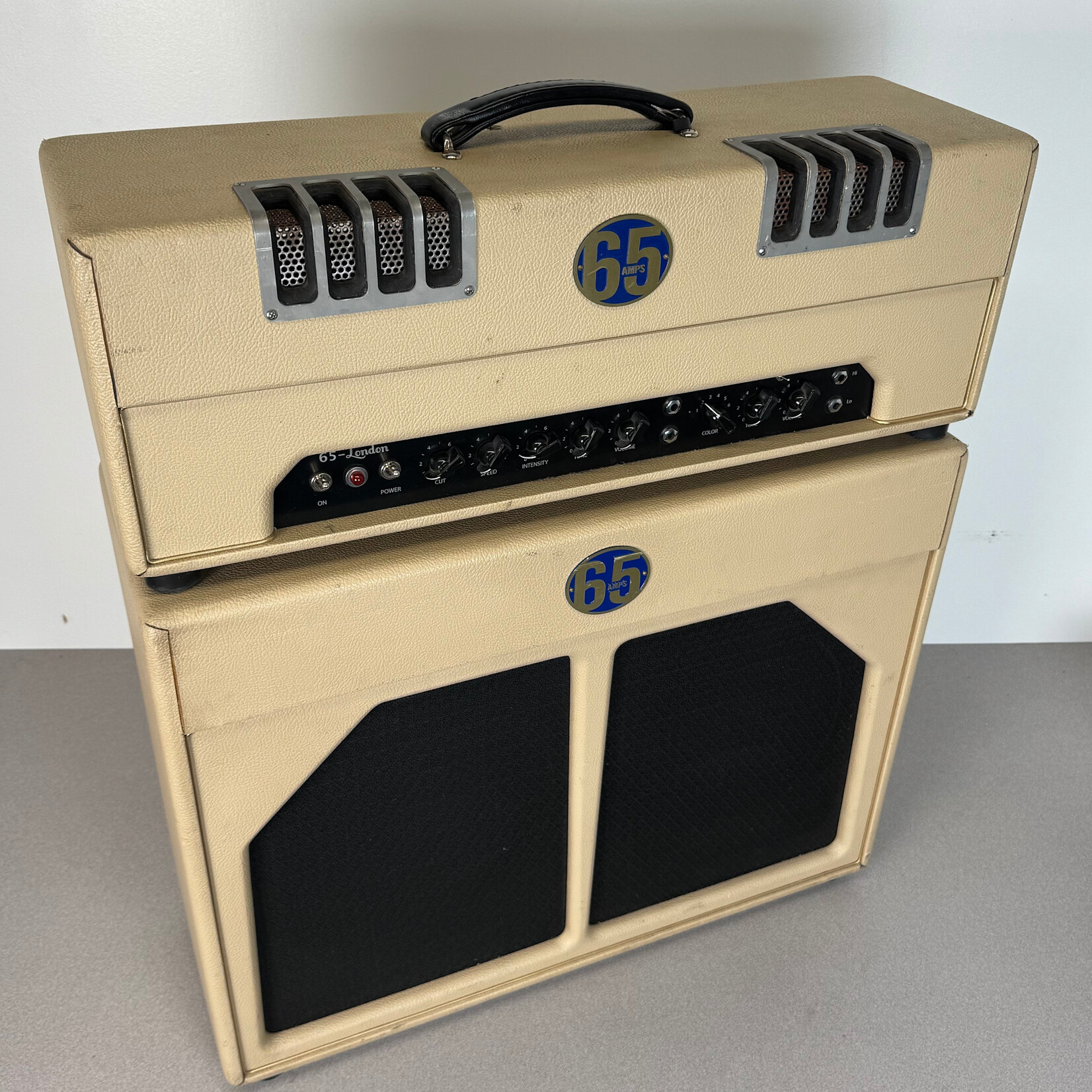 65 Amps 65 Amps London & Cab White