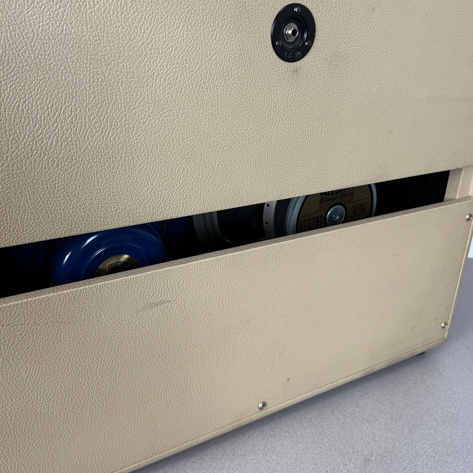 65 Amps 65 Amps London & Cab White