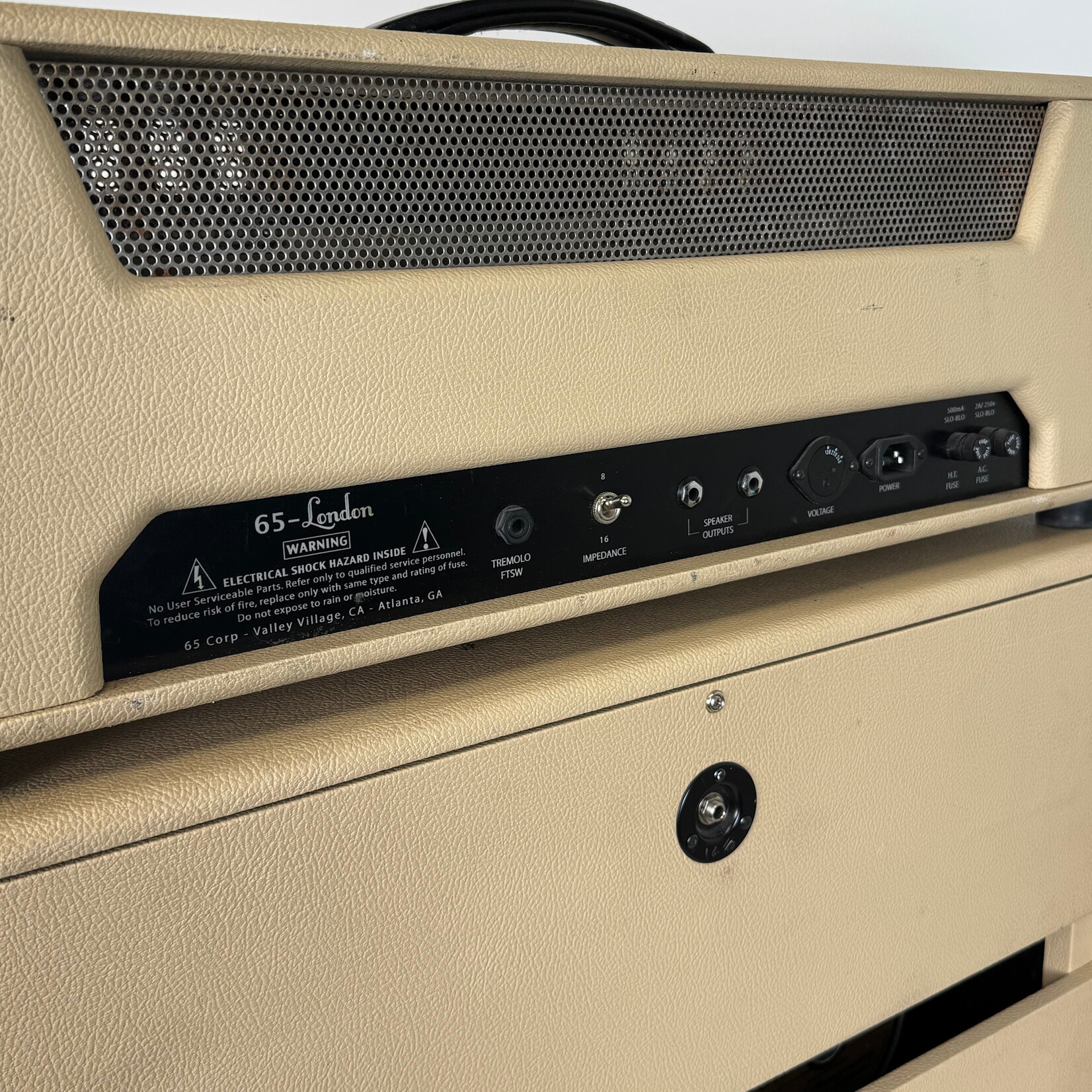 65 Amps 65 Amps London & Cab White