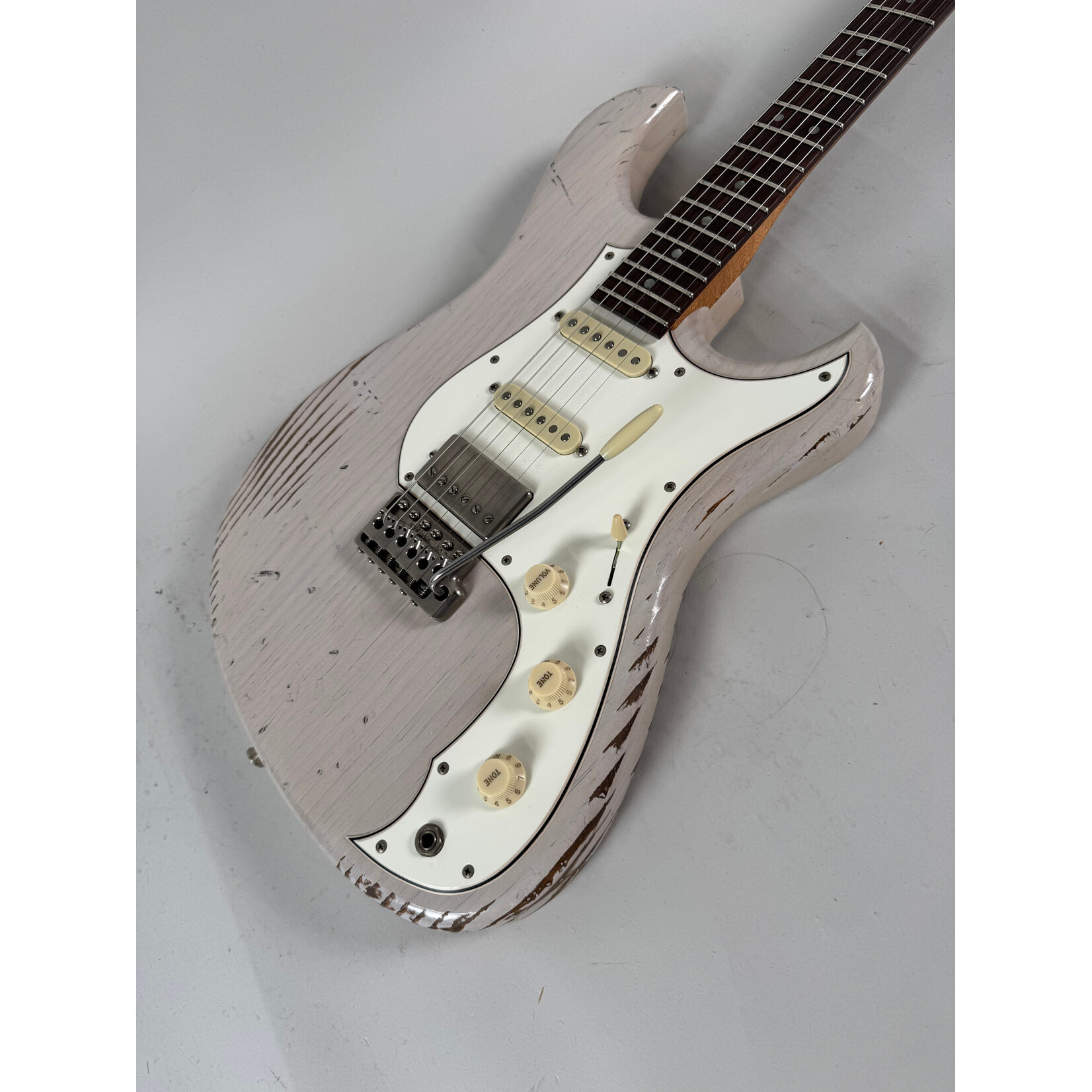 Novo Novo Idris Custom Mary Kaye White
