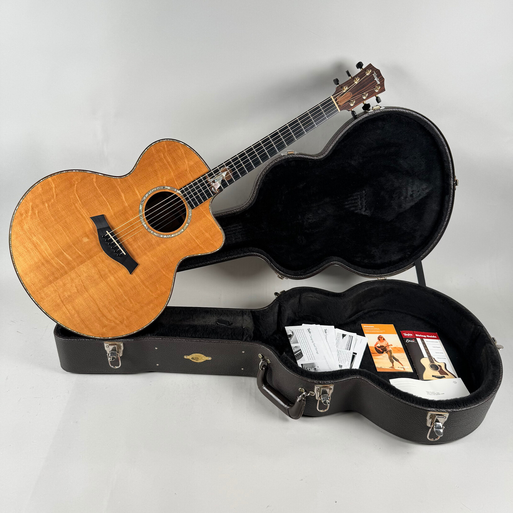 Taylor 2005 Taylor Jumbo Custom Bearclaw Sitka/Mahogany