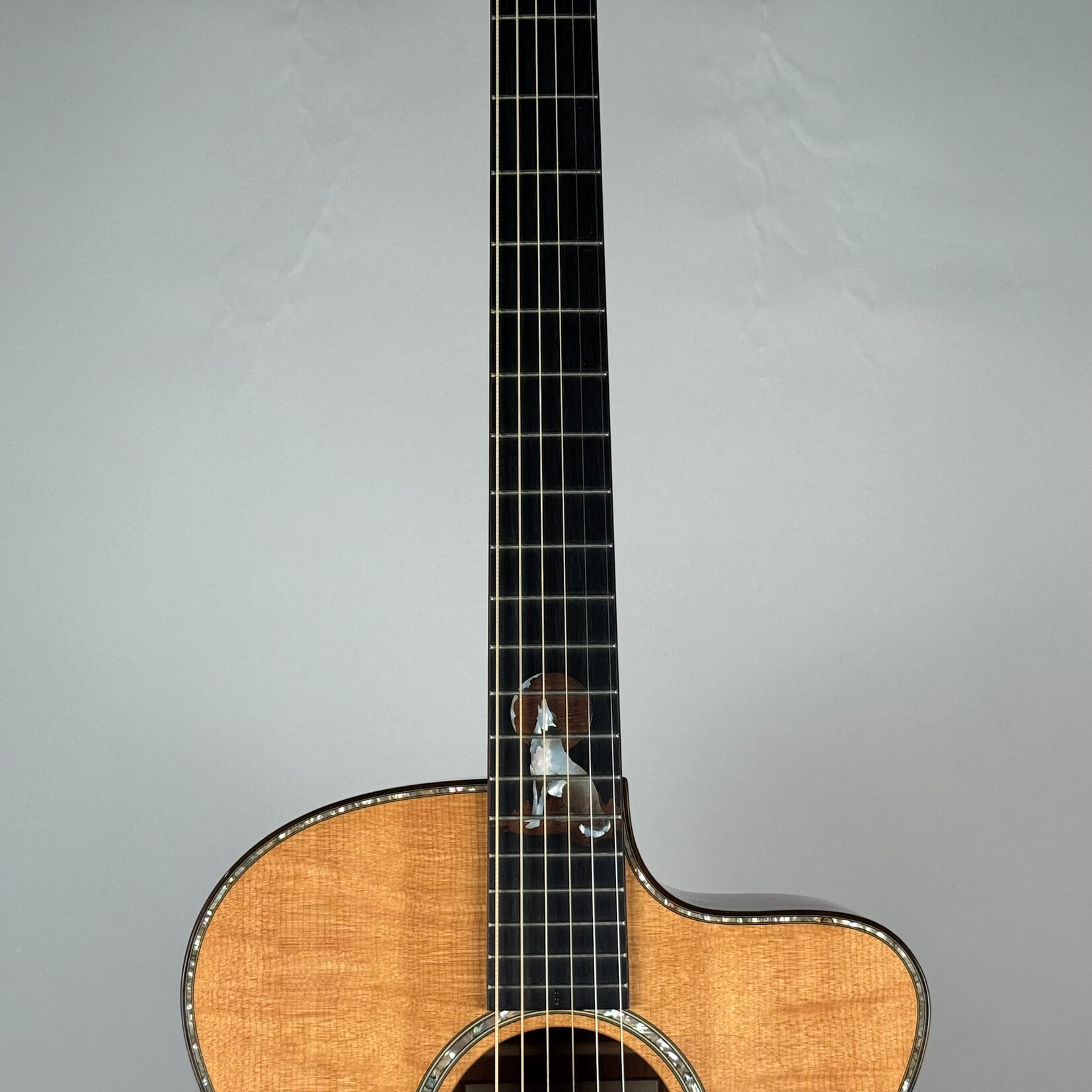 Taylor 2005 Taylor Jumbo Custom Bearclaw Sitka/Mahogany