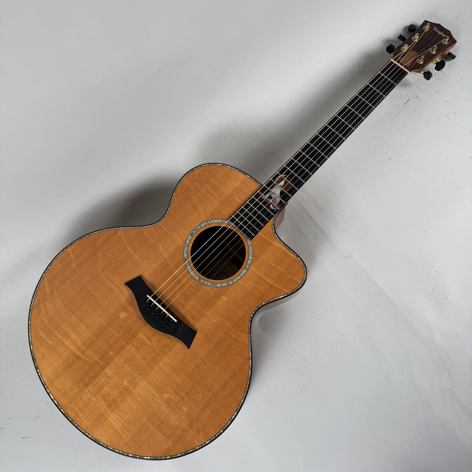 Taylor 2005 Taylor Jumbo Custom Bearclaw Sitka/Mahogany