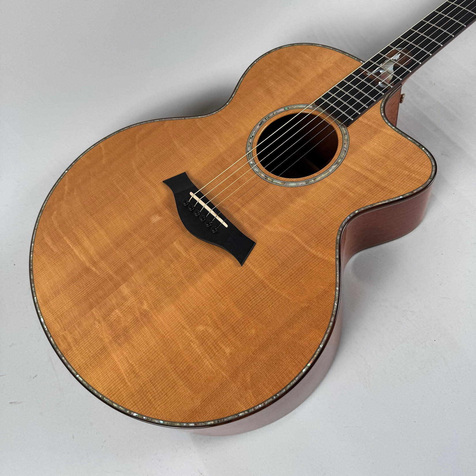 Taylor 2005 Taylor Jumbo Custom Bearclaw Sitka/Mahogany