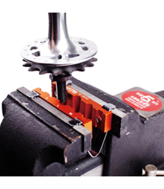 Super B TB-8645, Heavy duty axle & pedal vise