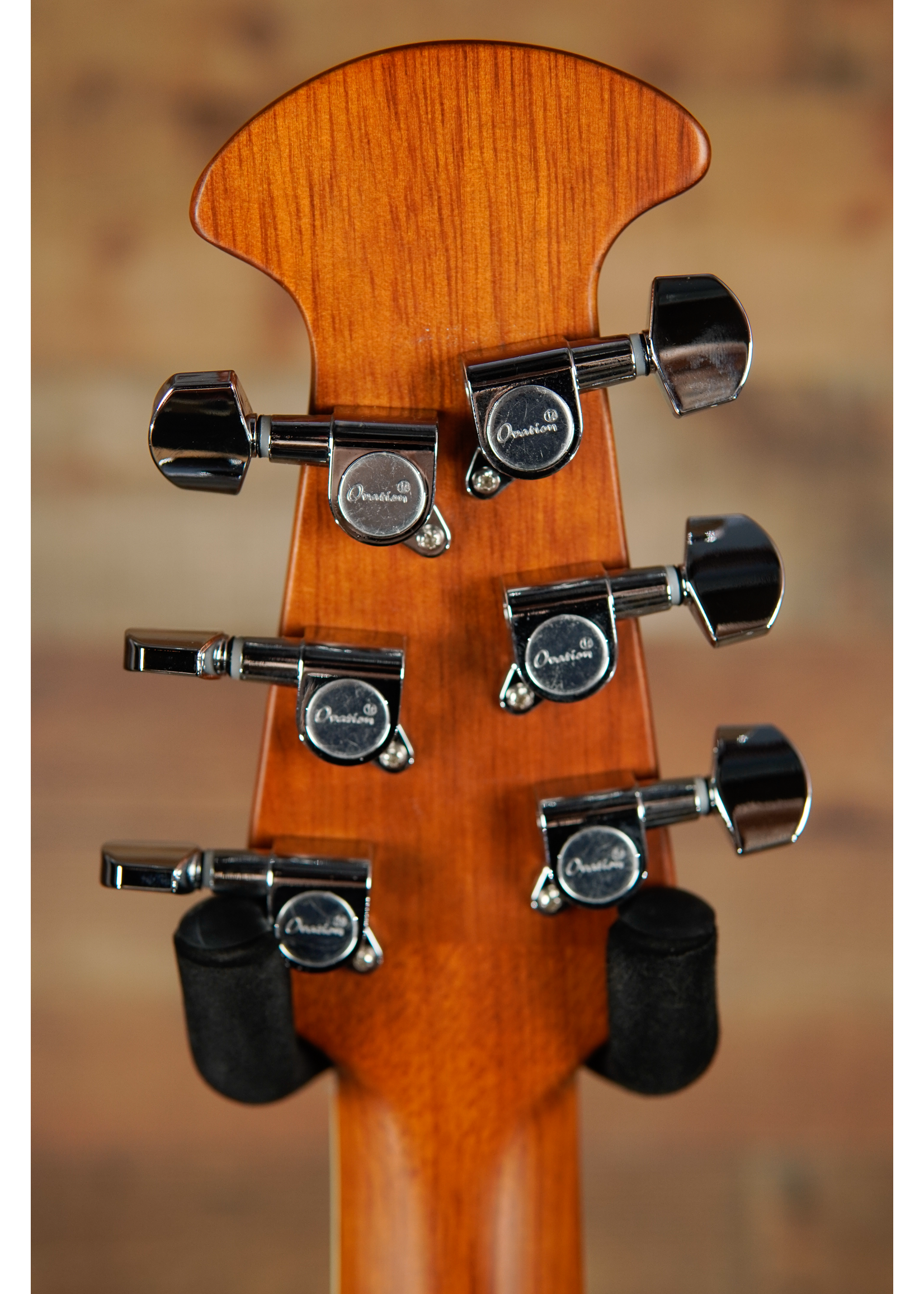 Ovation Ovation Celebrity Standard E-Acoustic Guitar CS24L-4, CS/Cutaway, Natural, Lefty. Mid-Depth