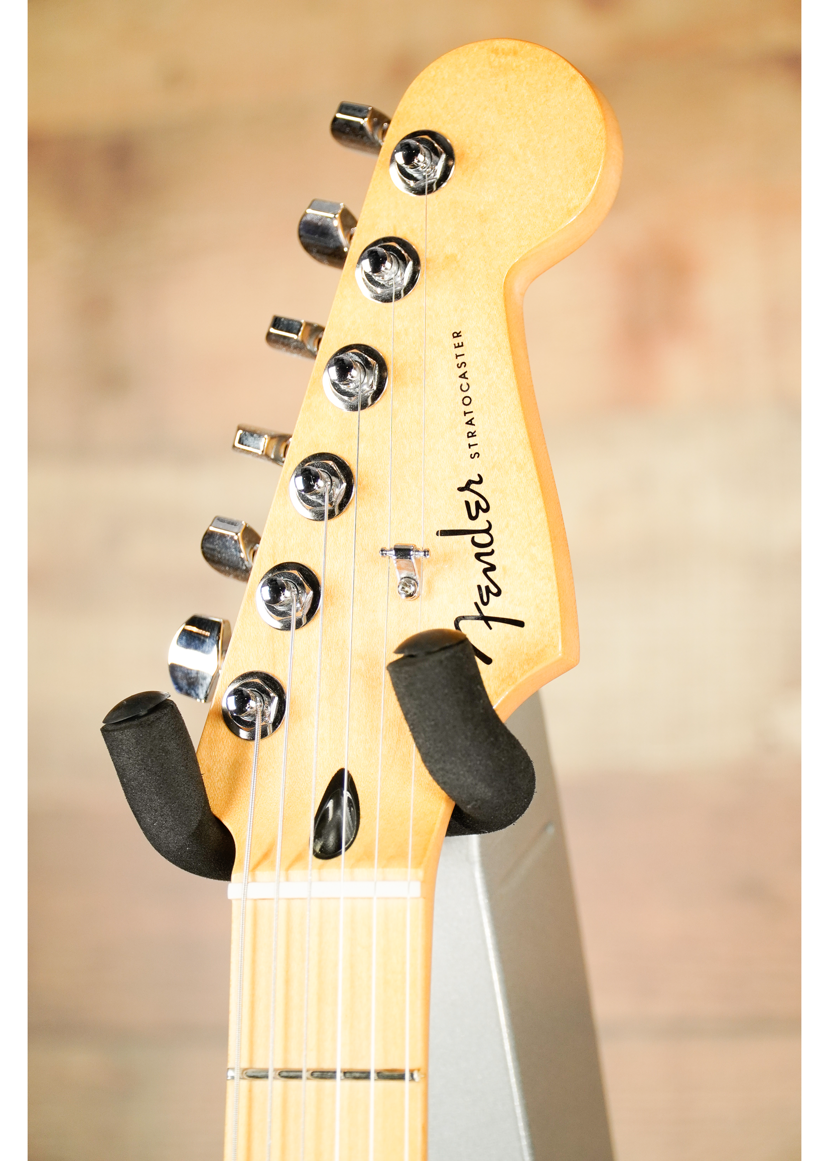 Fender Fender Player Plus Stratocaster®, Maple Fingerboard, 3-Color Sunburst