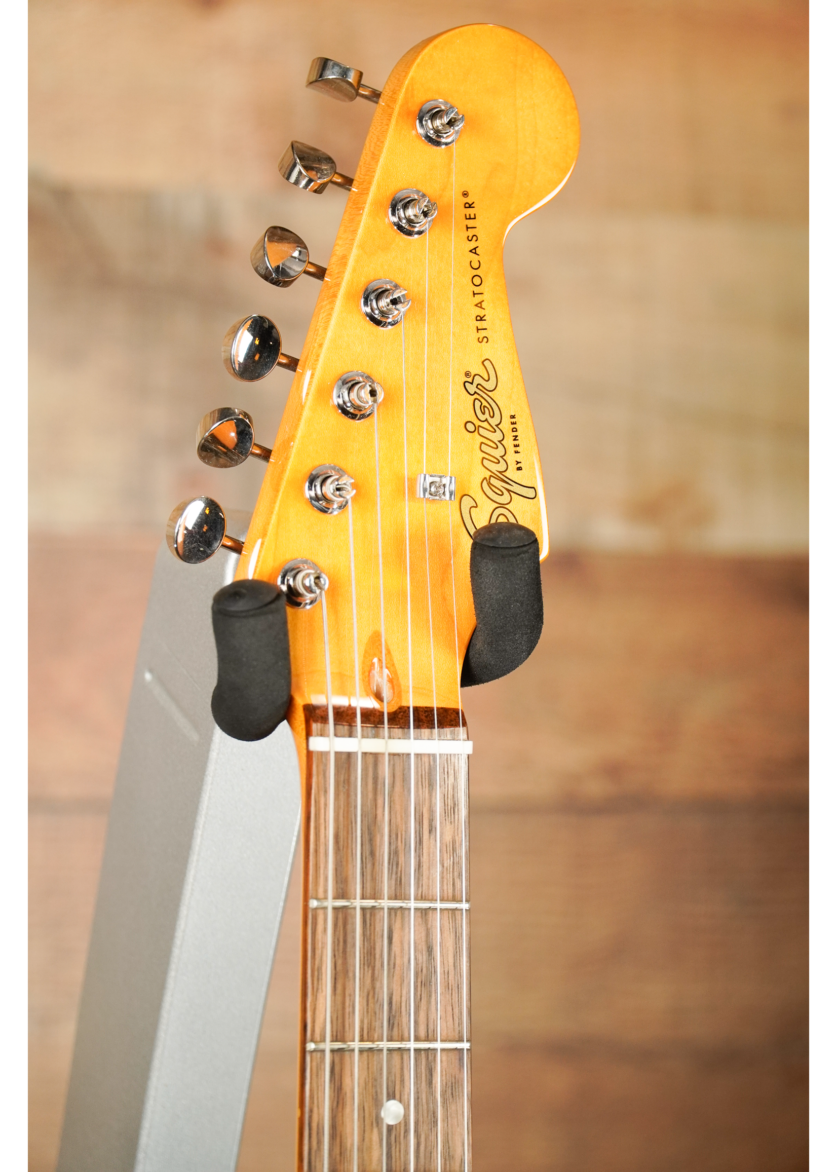 Squier Squier Classic Vibe '60s Stratocaster®, Laurel Fingerboard, 3-Color Sunburst