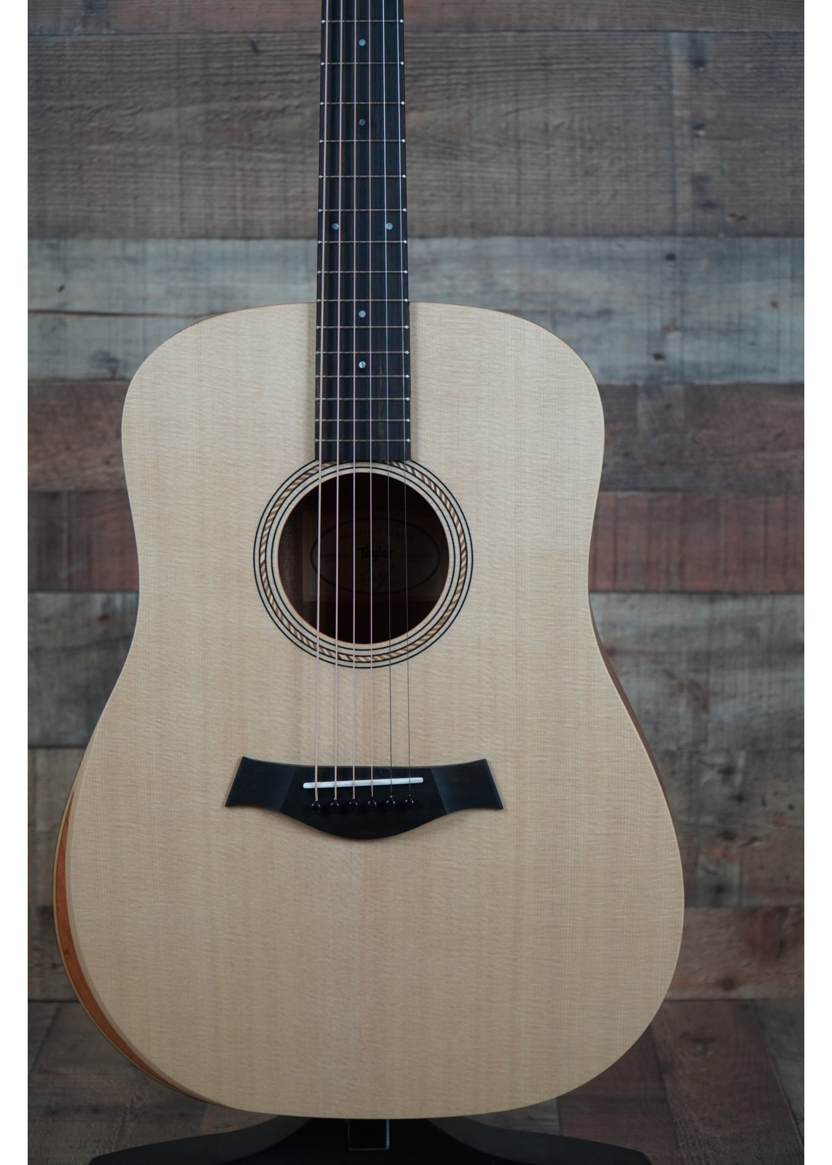 Taylor 6-String | Sitka Spruce Top | Layered Sapele Back and Sides | Maple Neck | West African Crelicam Ebony Fretboard | No Electronics | Non-cutaway | Gig Bag Case