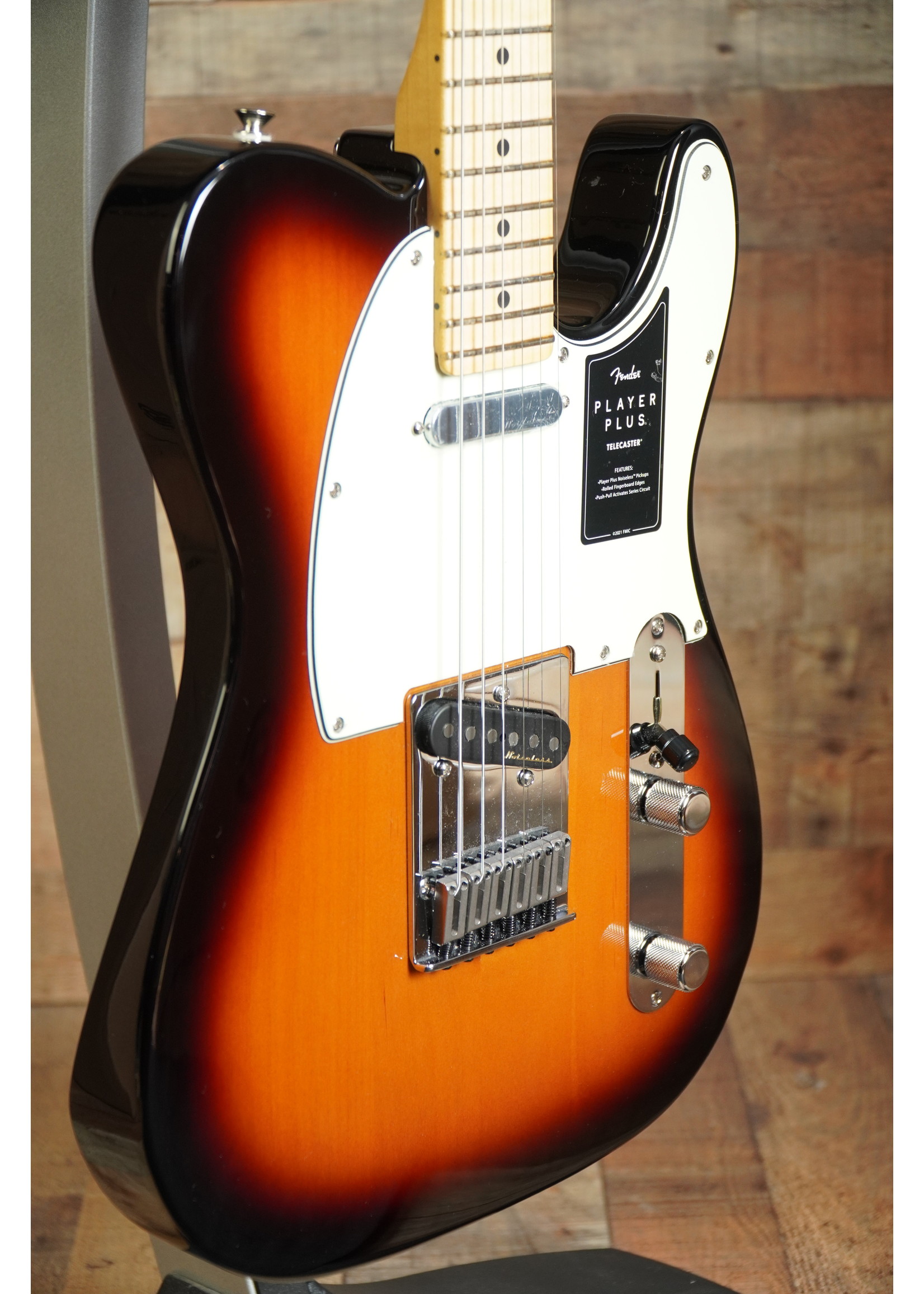 Fender Fender Player Plus Telecaster®, Maple Fingerboard, 3-Color Sunburst