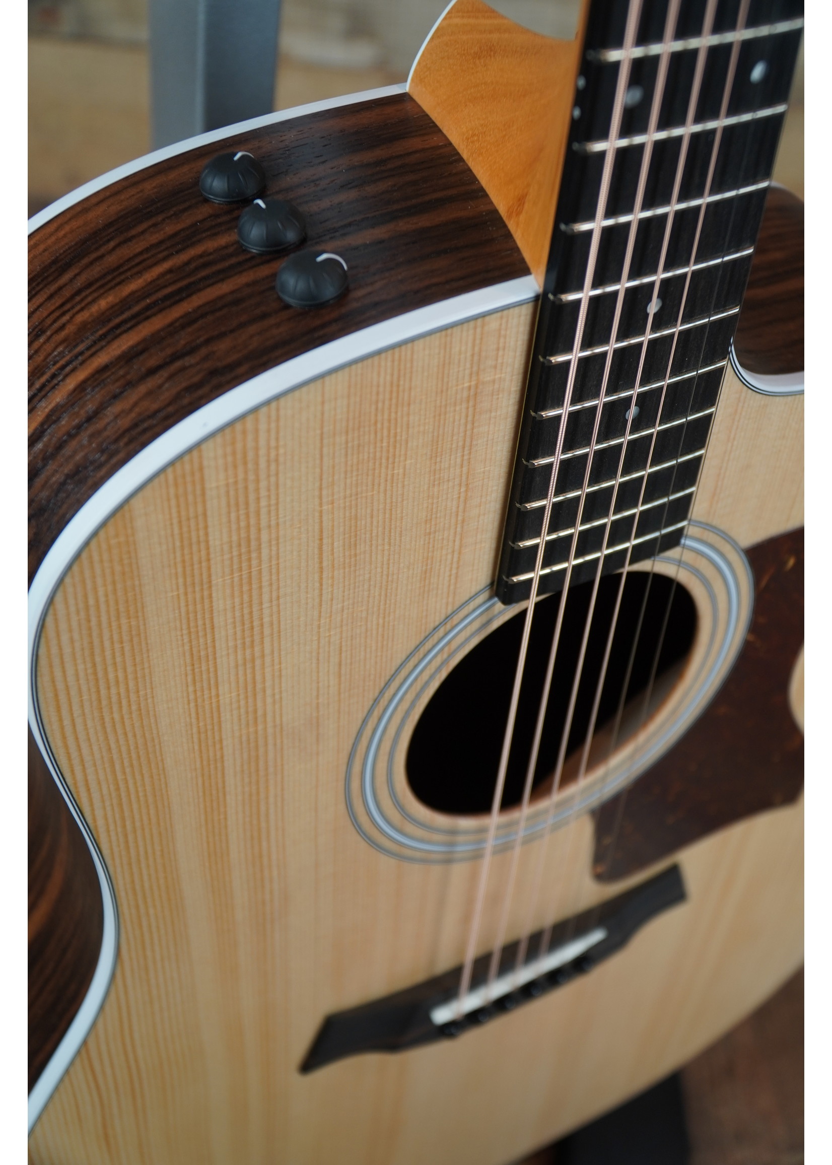 Taylor 210ce 6-String | Sitka Spruce Top | Layered Rosewood Back and Sides | Tropical Mahogany Neck | West African Crelicam Ebony Fretboard | Expression System® 2 Electronics | Venetian Cutaway | Gig Bag Case