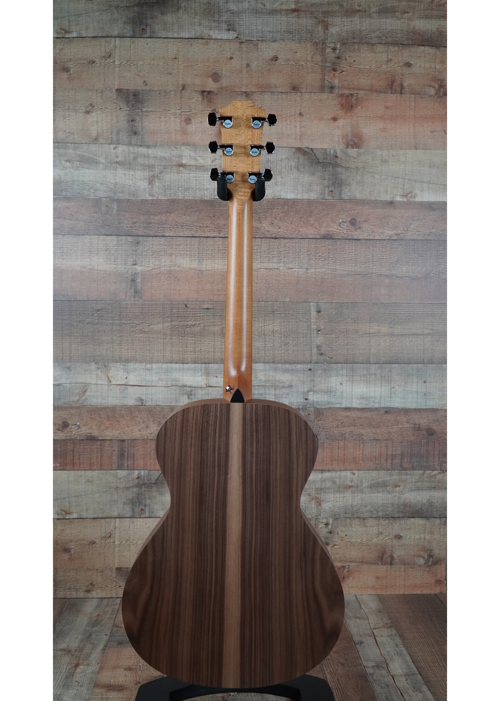 Taylor Taylor Academy 22e Walnut Top | Layered Walnut Back and Sides | Hard Rock Maple Neck | West African Crelicam Ebony Fretboard | ES-B Electronics | Non-cutaway | Gig Bag Case