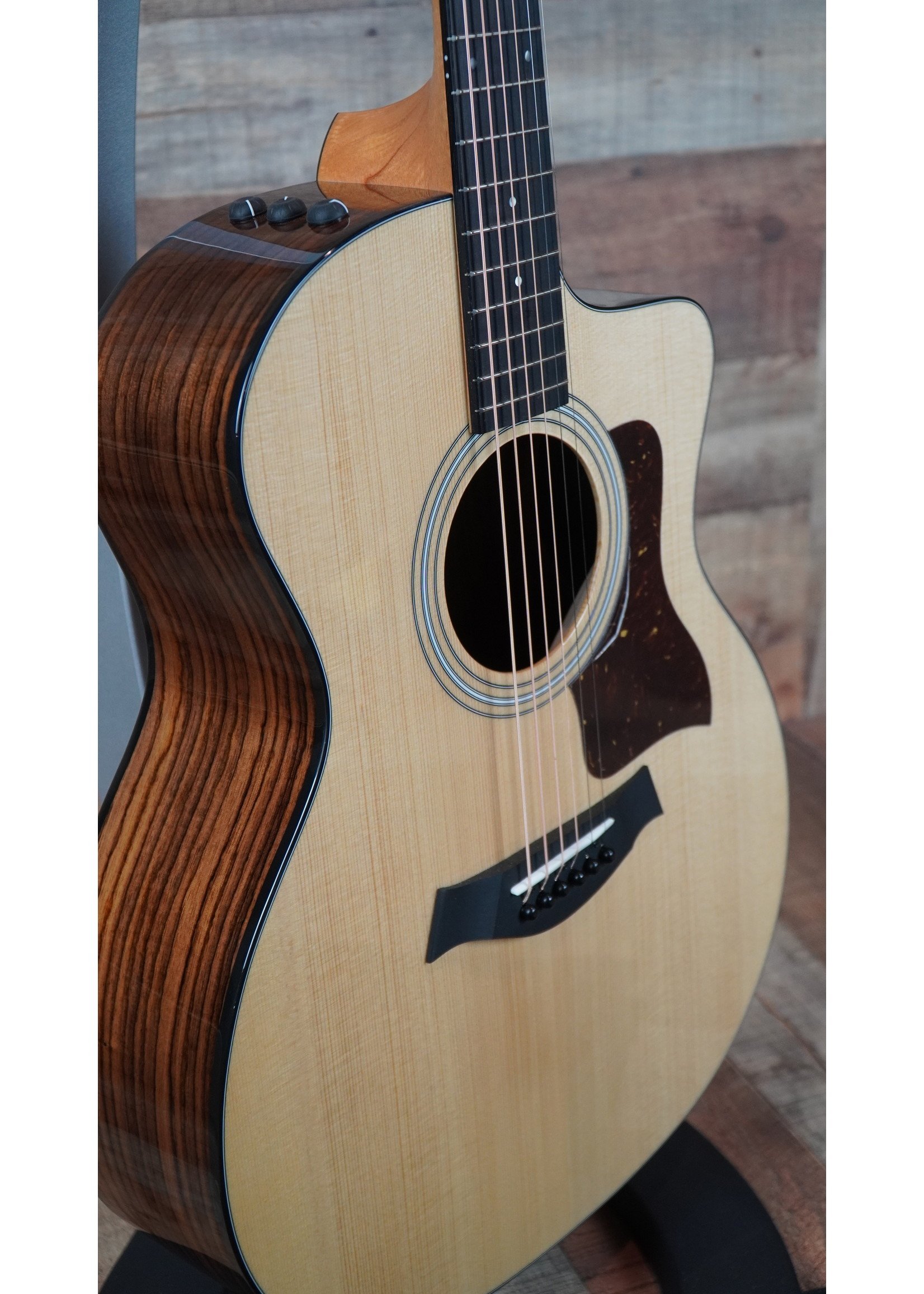 214ce Plus 6-String | Sitka Spruce Top | Layered Rosewood Back and