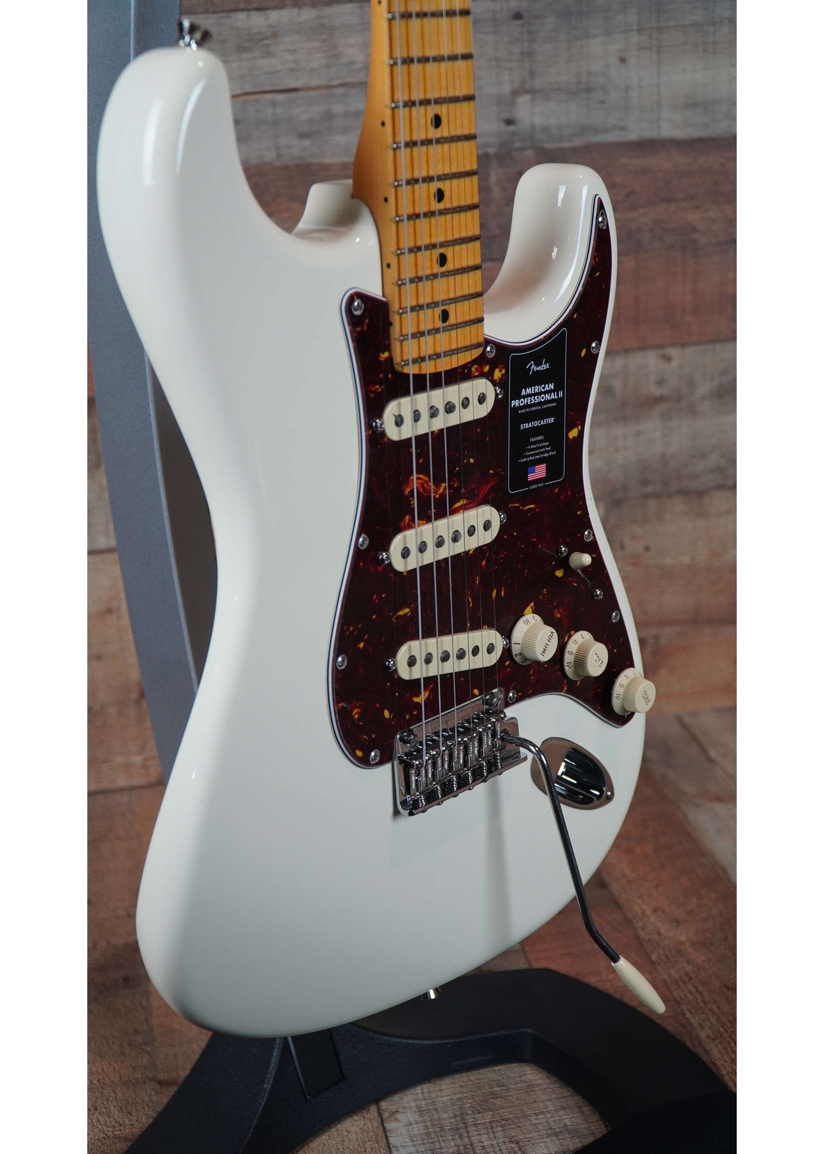 Fender Fender  American Professional II Stratocaster®, Maple Fingerboard, Olympic White