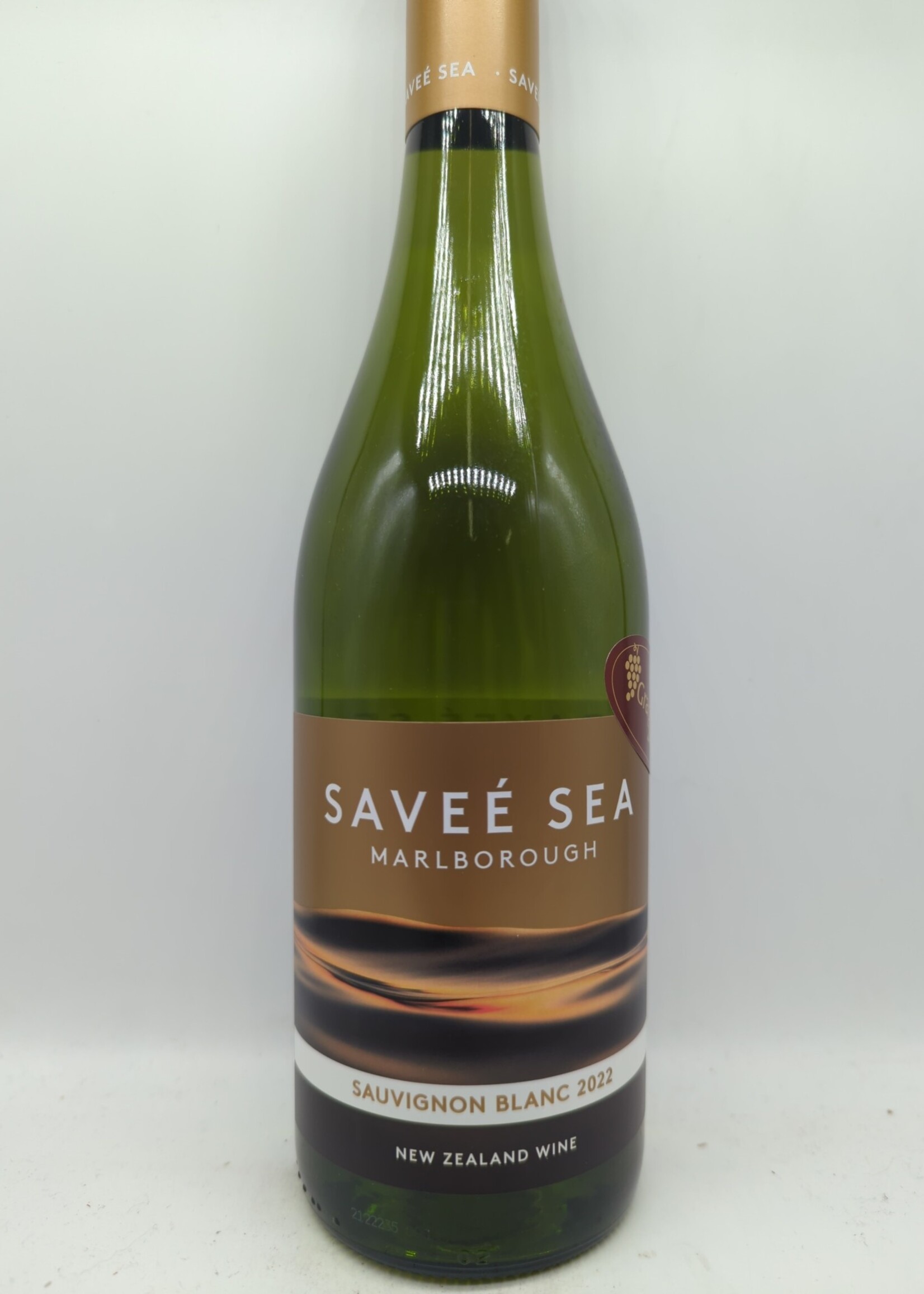 https://cdn.shoplightspeed.com/shops/643960/files/57813565/1652x2313x1/2022-savee-sea-sauvignon-blanc-750ml.jpg