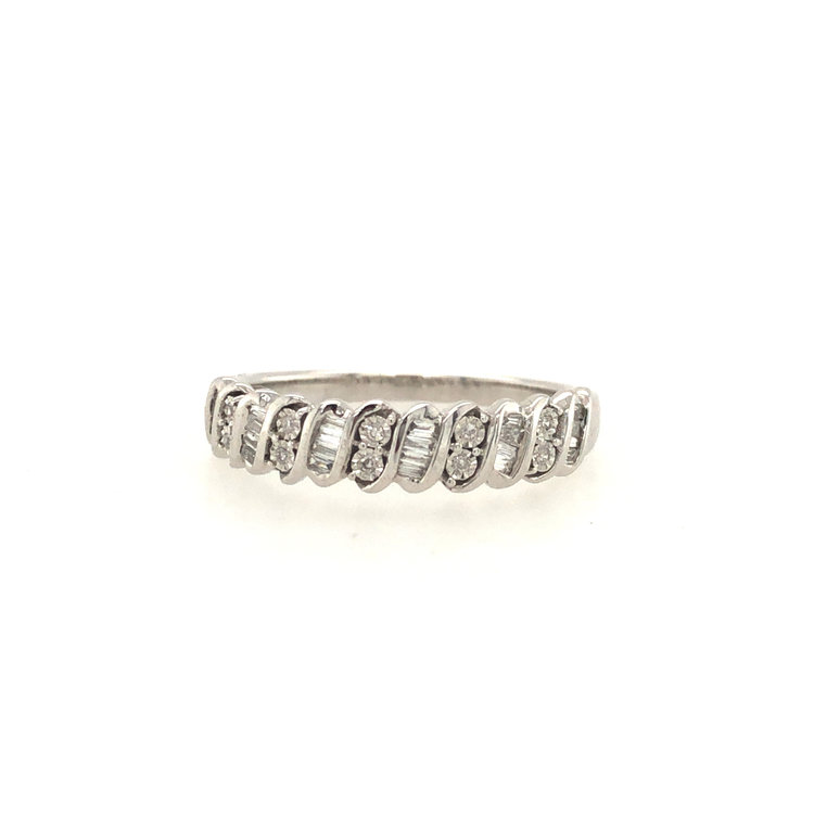 475019 10K WHITE GOLD .13TCW ROUND AND BAGUETTE DIAMOND S WAVE DESIGN BAND