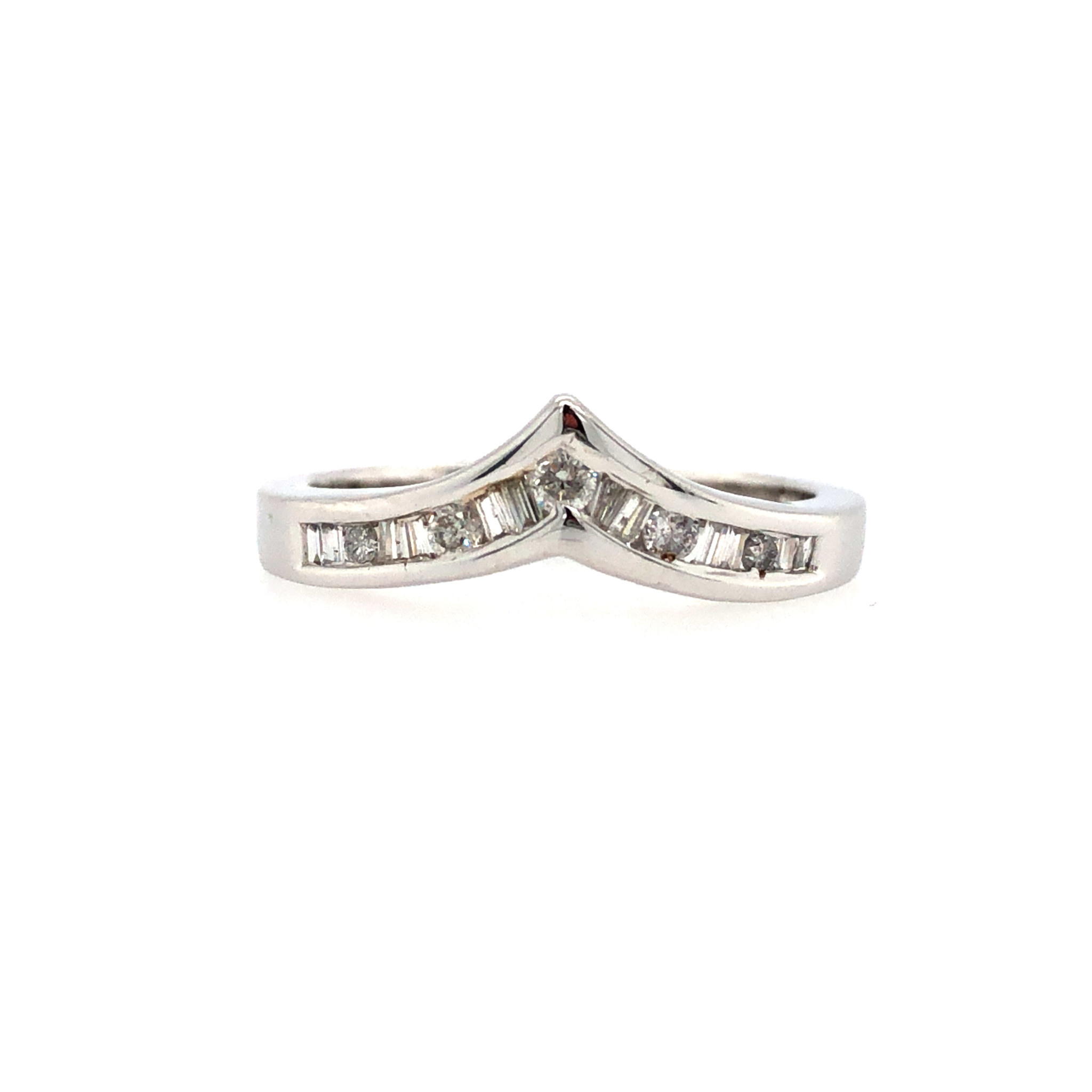 475233 14K WHITE GOLD .36TCW BAGUETTE AND ROUND DIAMOND CHEVRON WEDDING BAND