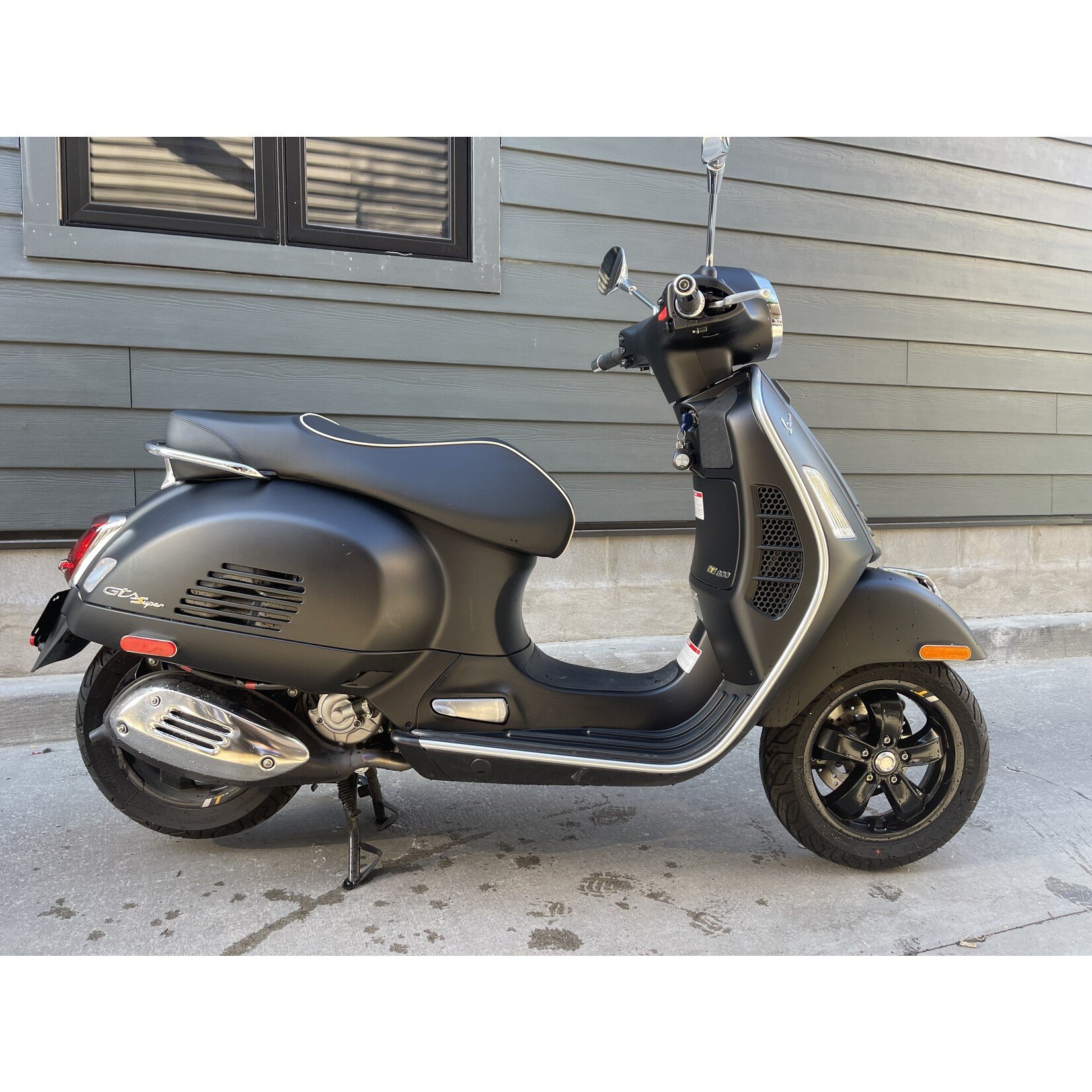 (SOLD) 2021 Vespa GTS300 HPE Supertech Notte Edition