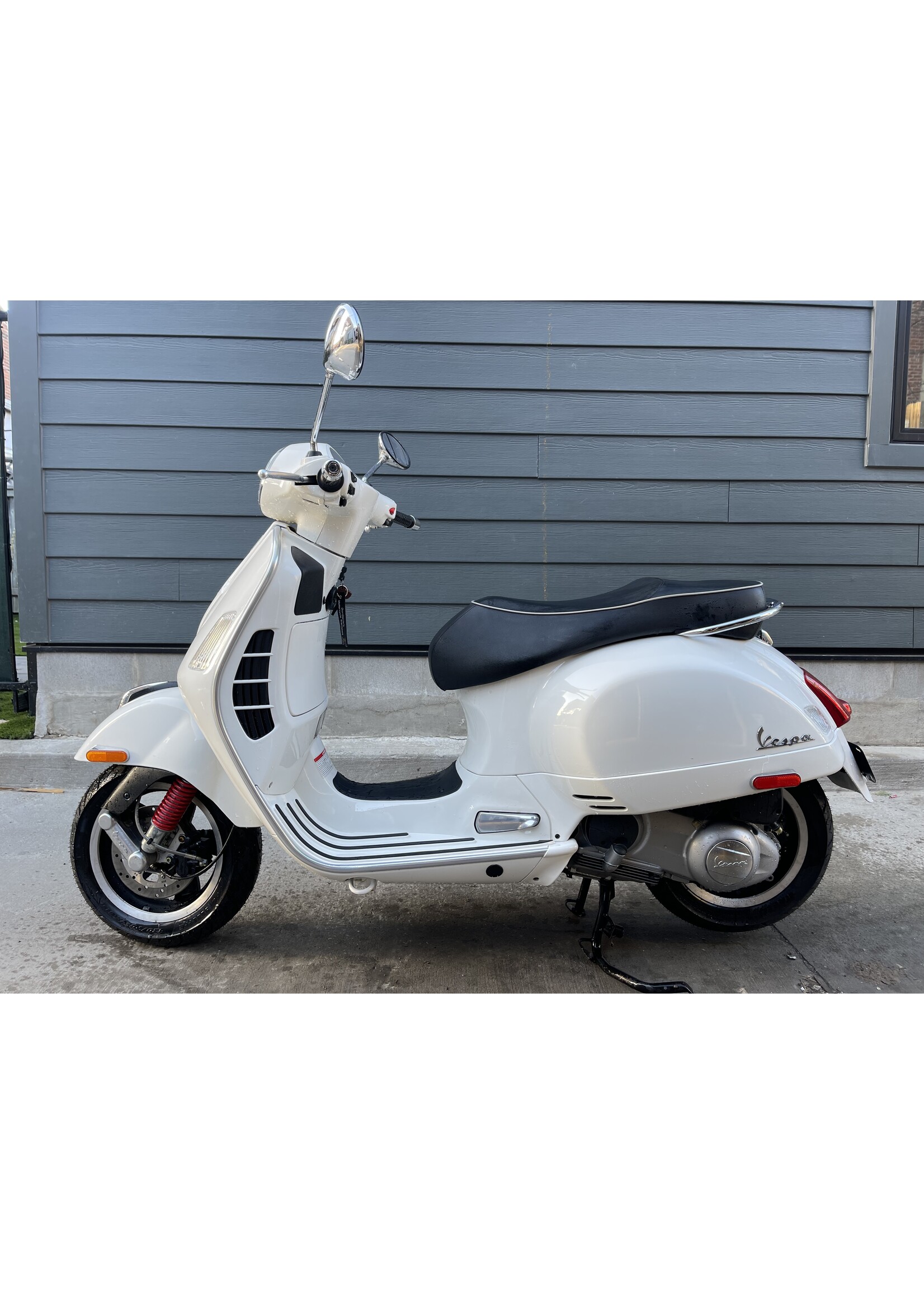 (SOLD) 2010 Vespa GTS300 Super White w/1188km