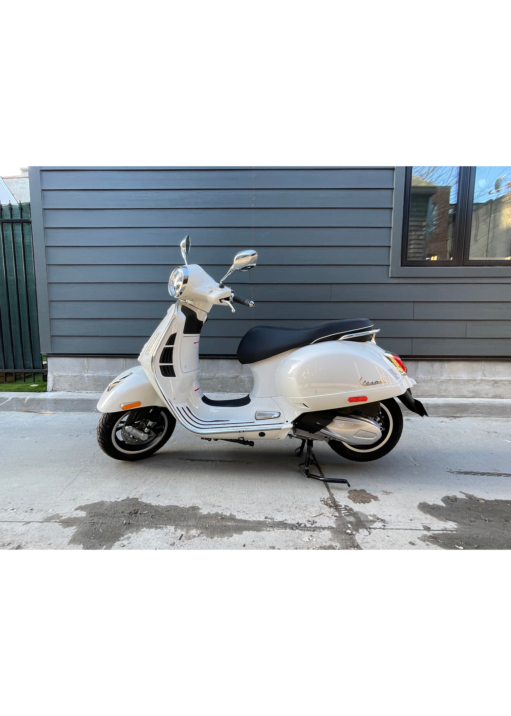 2023 GTS300 HPE Super white w/3km