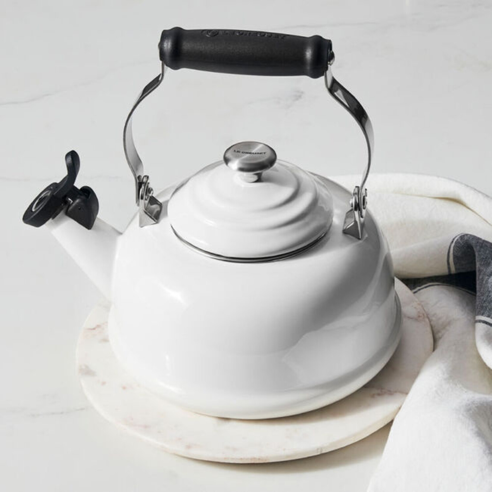 Le Creuset Whistling Kettle White, 1.7 Qt