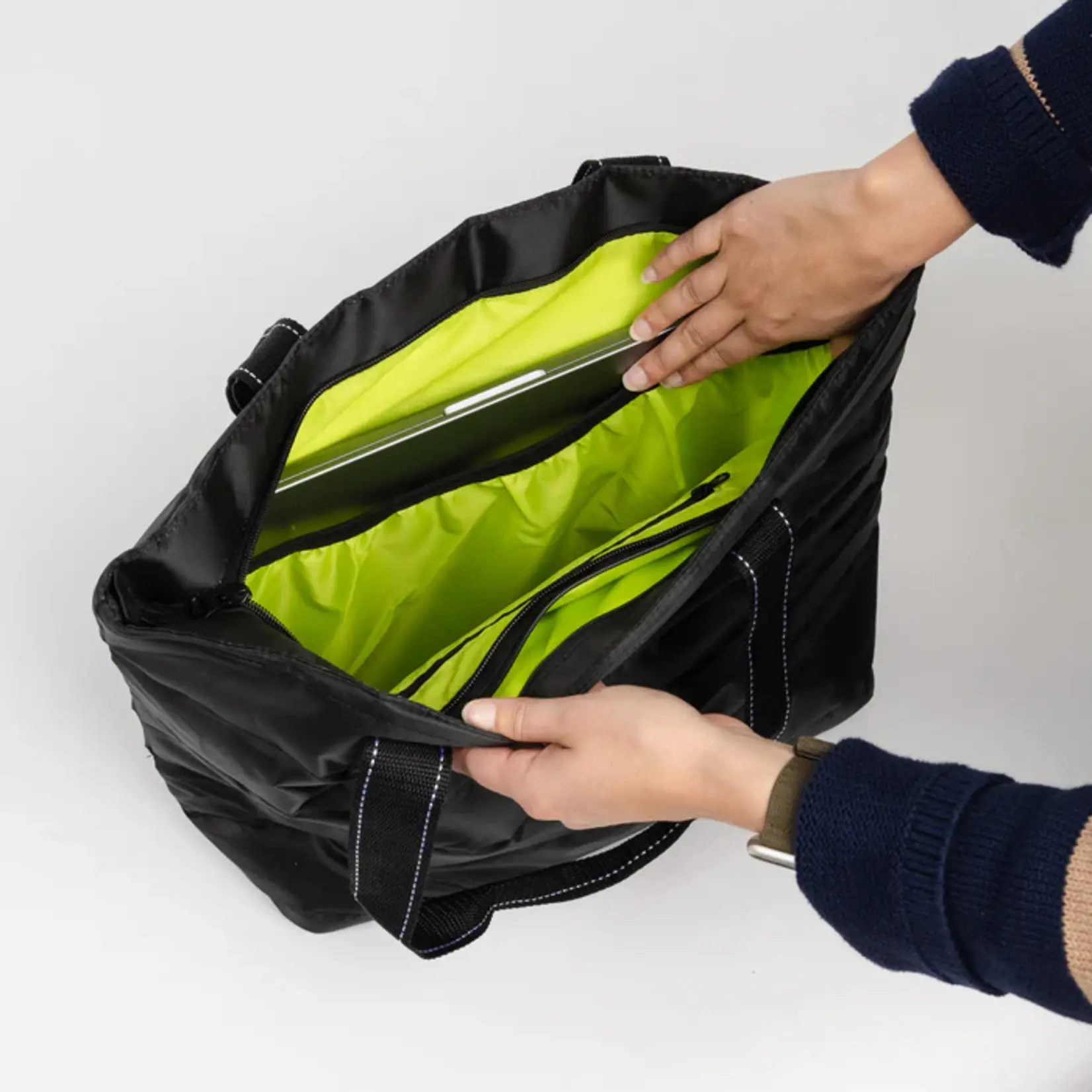 SCOUT Bags Layover Tote Medium Bag Black Puffer