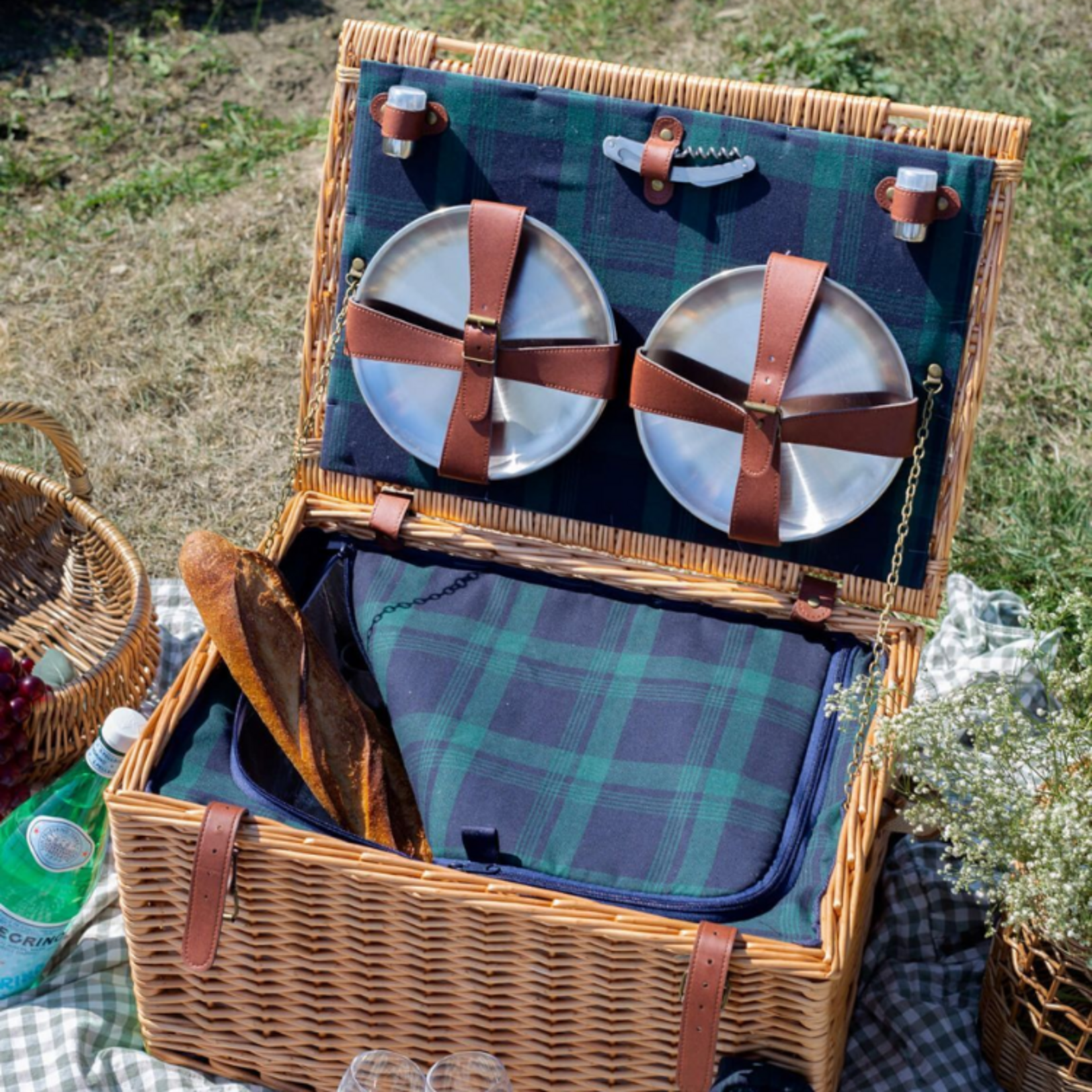 Willow 6 Person Picnic Basket w/ Insulated Lining