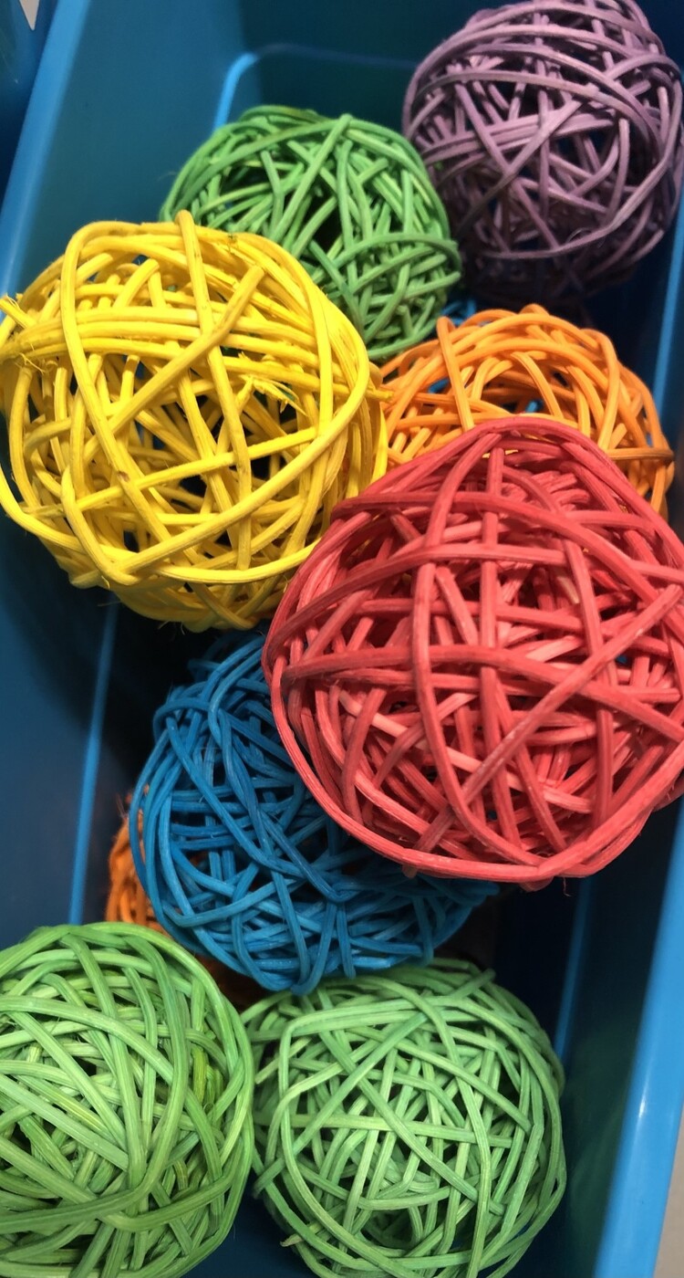 Chirp N Dales Colored Vine Ball 3"