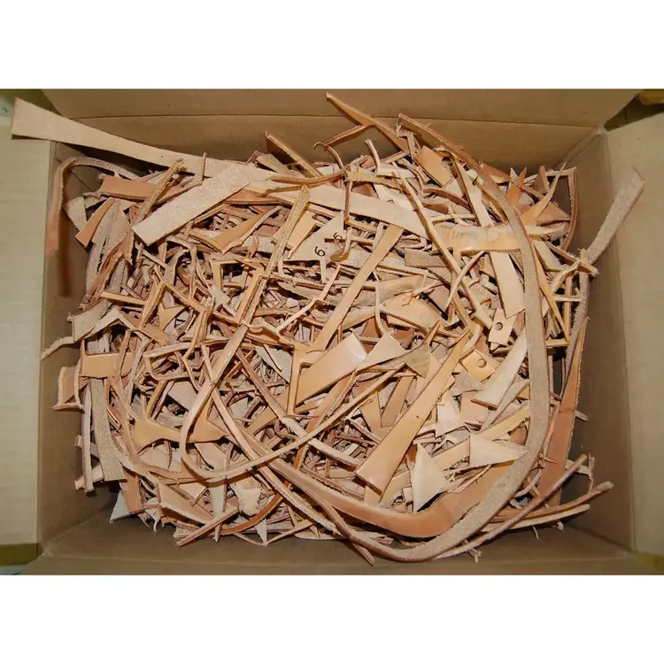 Zoo-Max ZOO MAX BOX OF LEATHER SCRAPS 2.5Kg 803