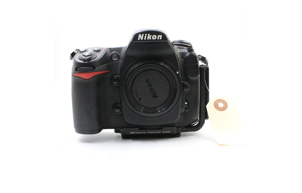 Preowned Nikon D300S Body, shutter 23957 w L bracket