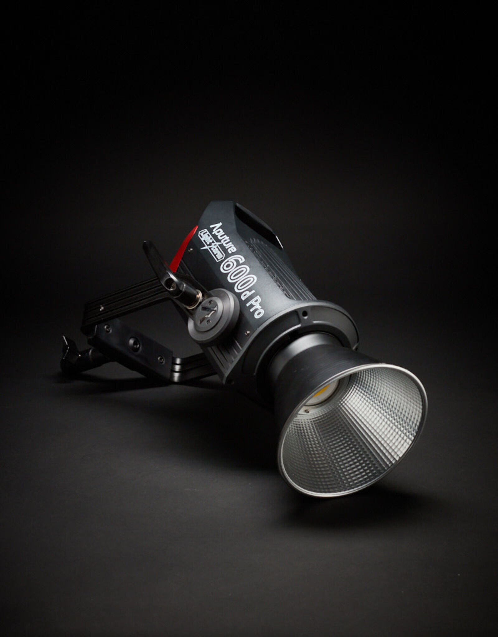 Aputure USED - Aputure LS600D PRO Daylight  LED Light (V-mount) Condition 8