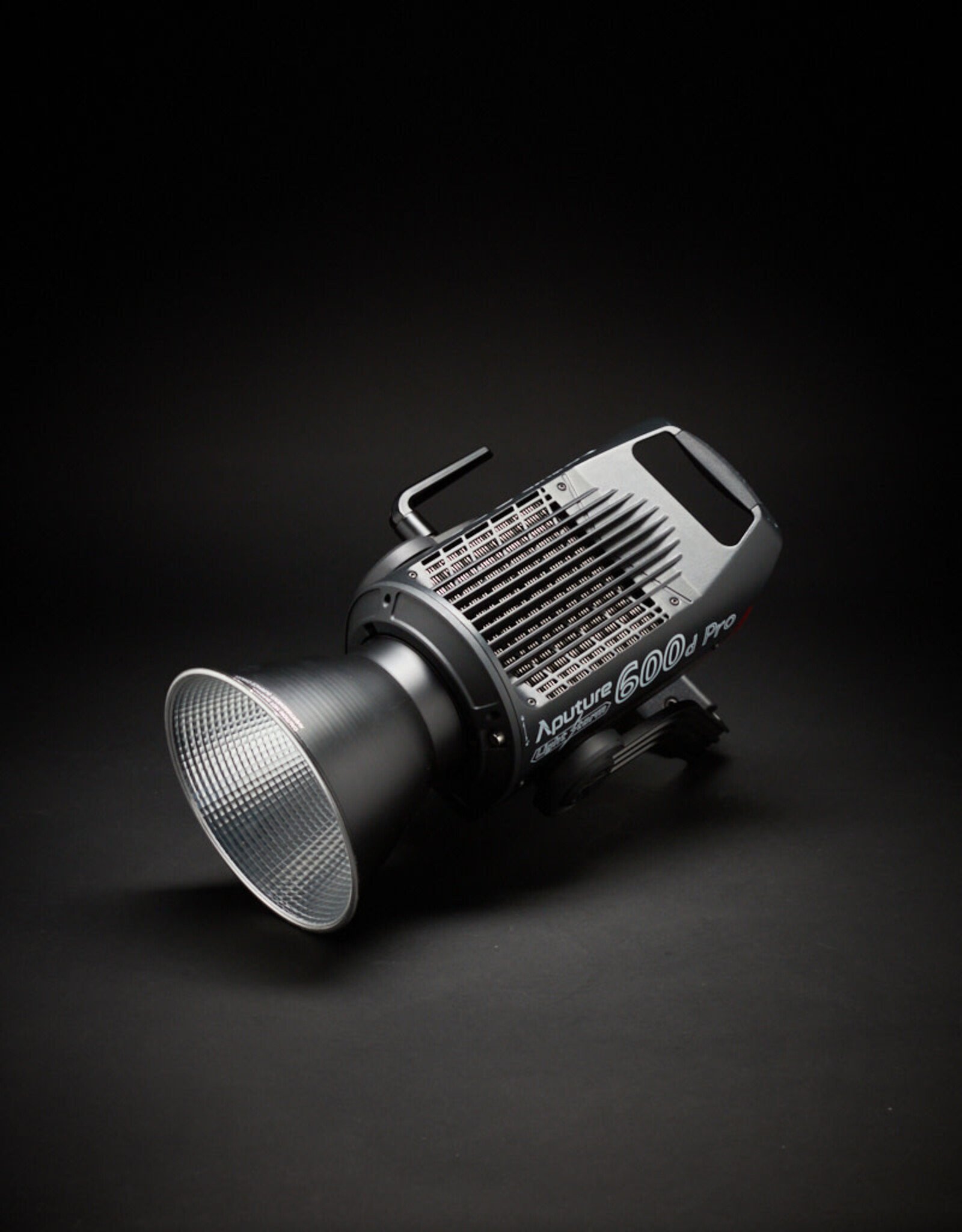 Aputure USED - Aputure LS600D PRO Daylight  LED Light (V-mount) Condition 8